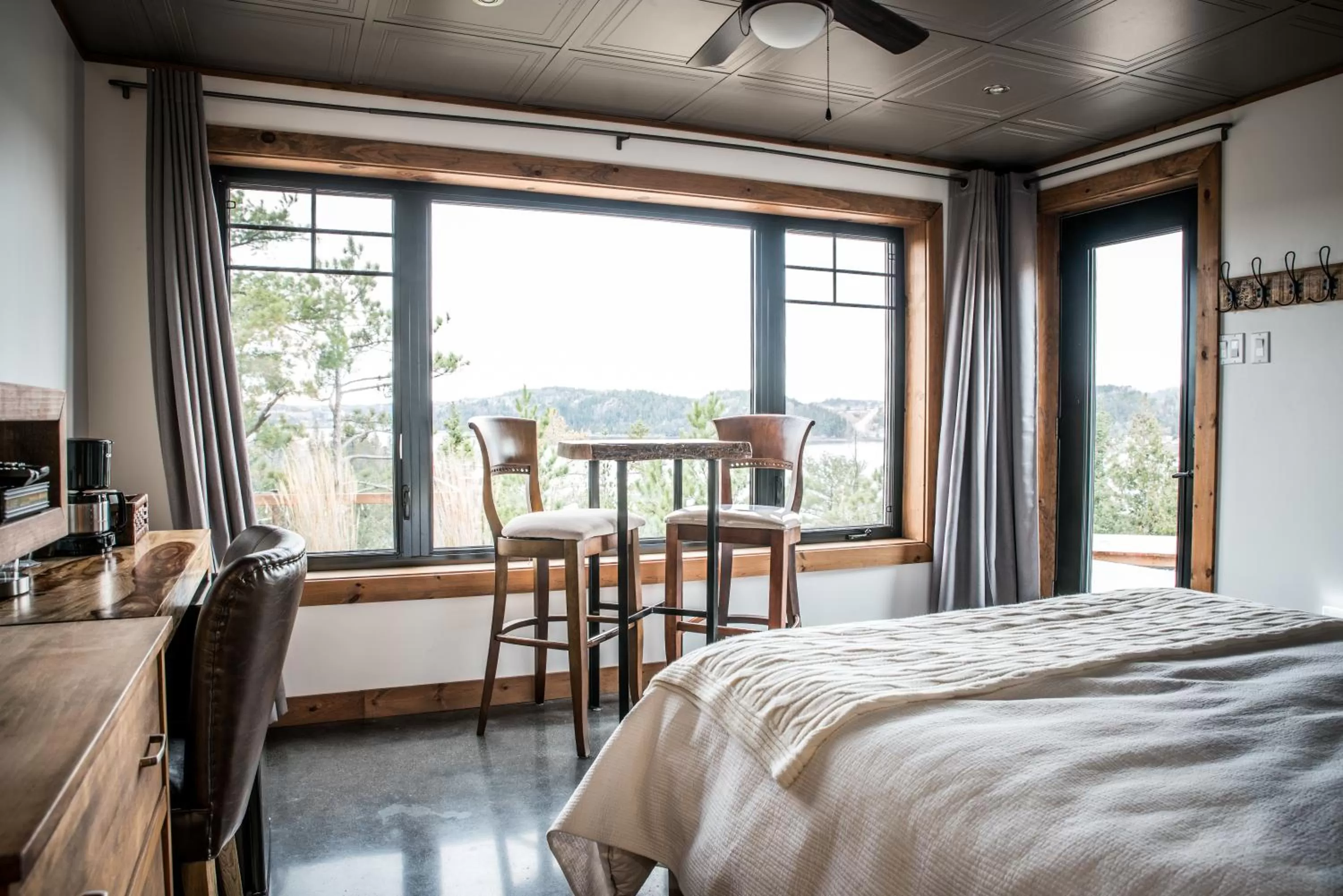Queen Room with Balcony in Gîte du Haut des Arbres