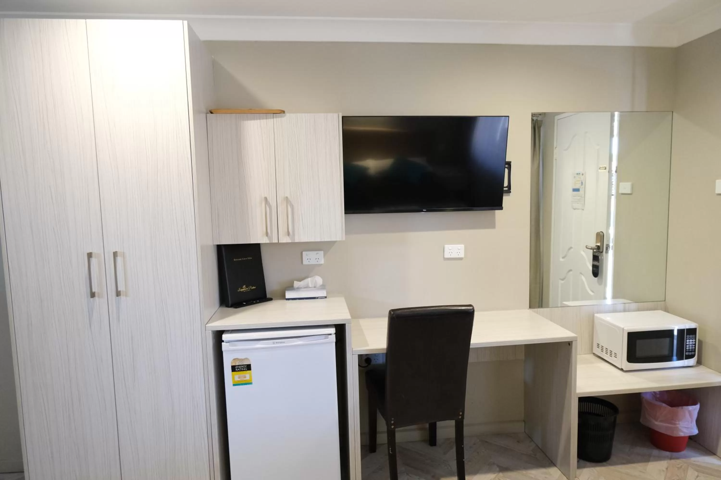 TV and multimedia in Sapphire Palms Motel