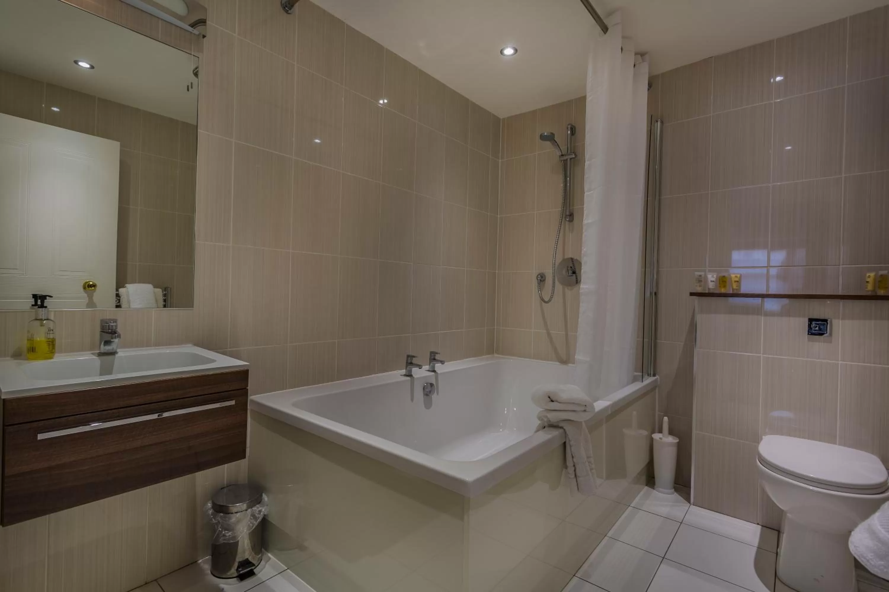 Bathroom in The Admiral Rodney Hotel, Horncastle, Lincolnshire - The Coaching Inn Group