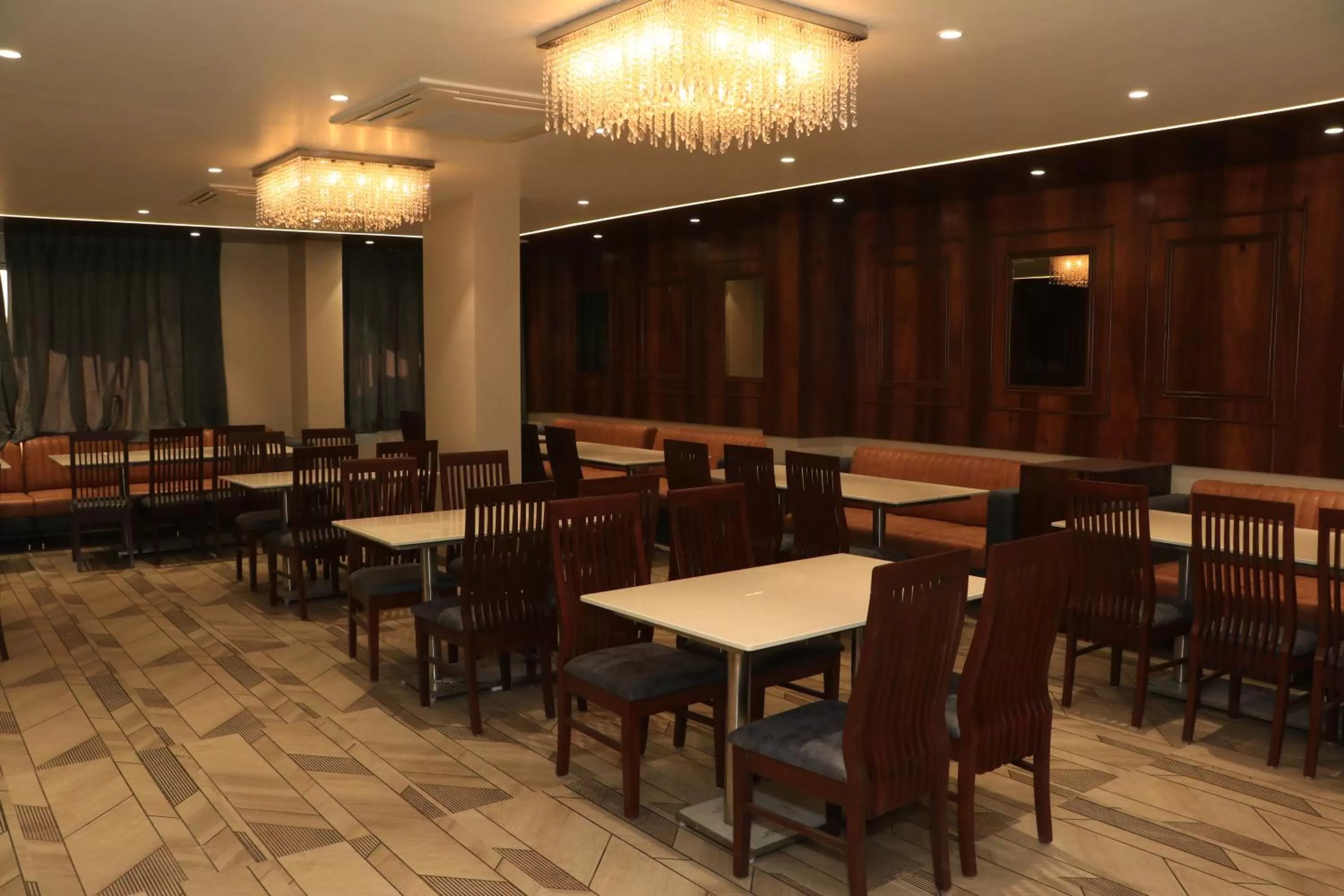 Restaurant/places to eat in Hotel Rudra Royals