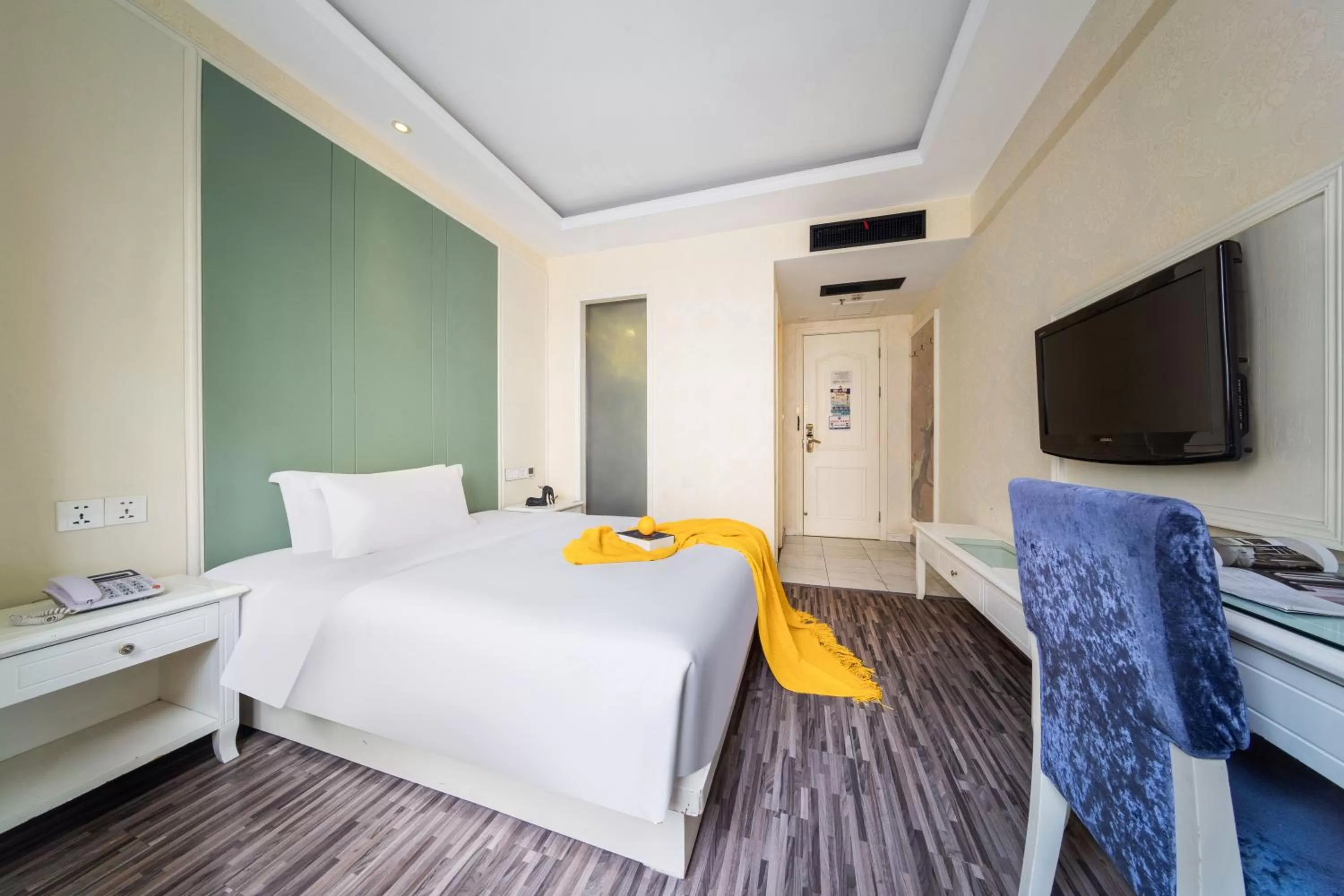 Bed in Lingshang Hotel