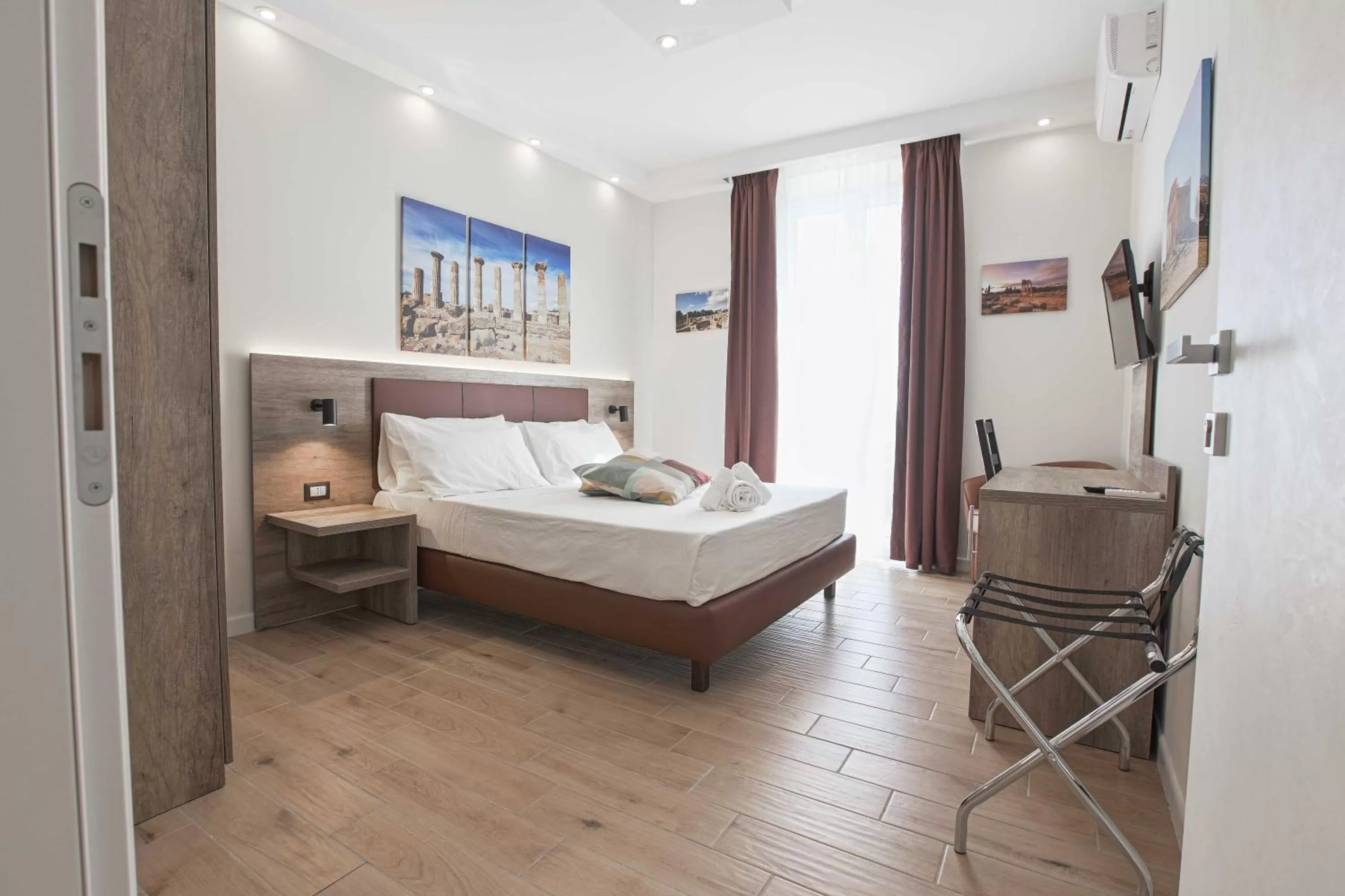 Photo of the whole room in Esseneto Rooms