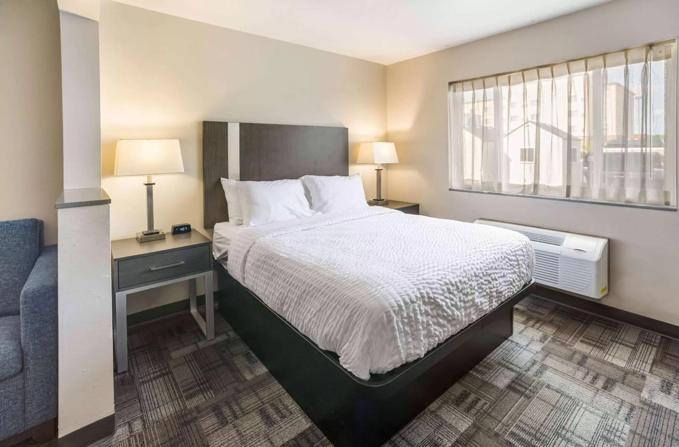 Queen Room - Non-Smoking in AmericInn by Wyndham Green Bay Near Stadium Queen Room - Non-Smoking in AmericInn by Wyndham Green Bay Near Stadium