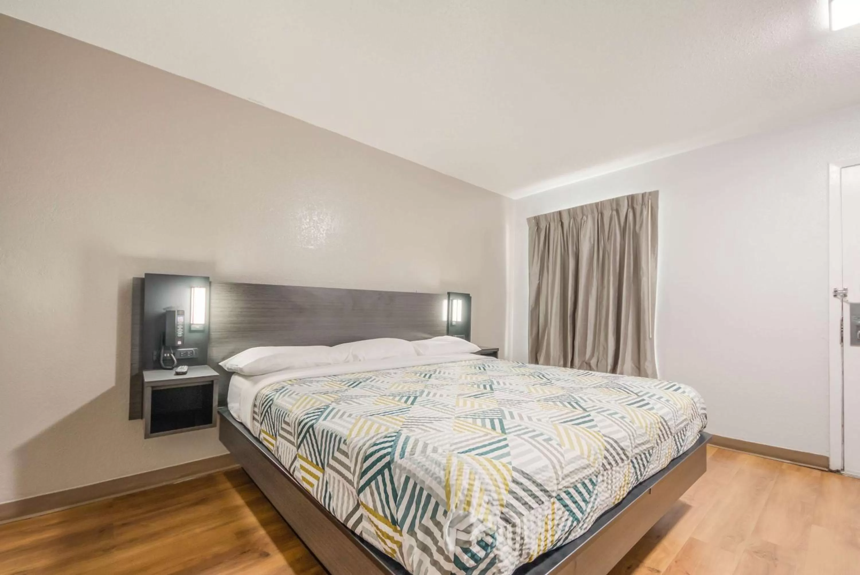 Photo of the whole room, Bed in Motel 6-Laredo, TX - North I-35