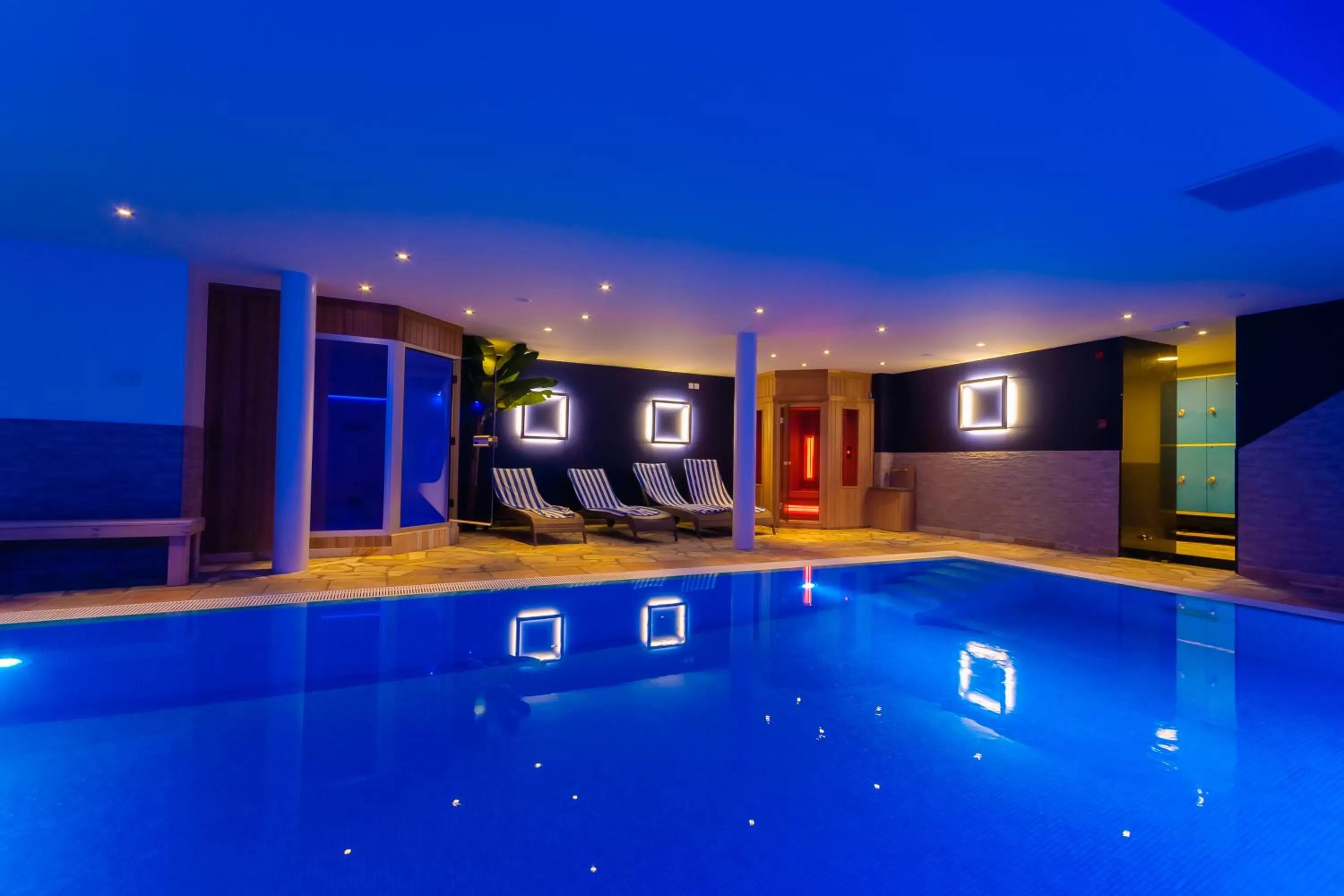 Sauna, Swimming Pool in Hotel Pracha