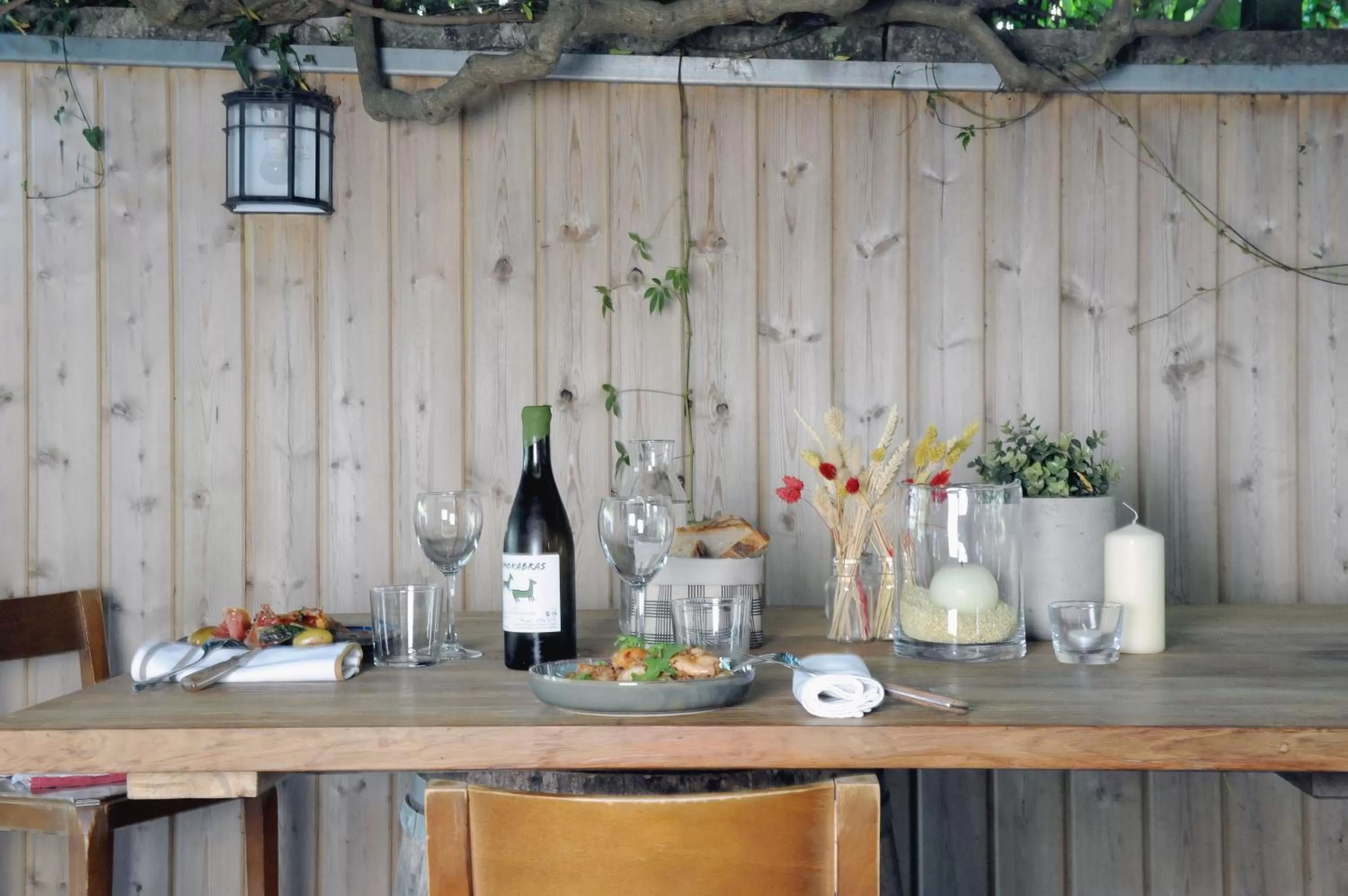 Patio in Logis Hôtel du Chêne