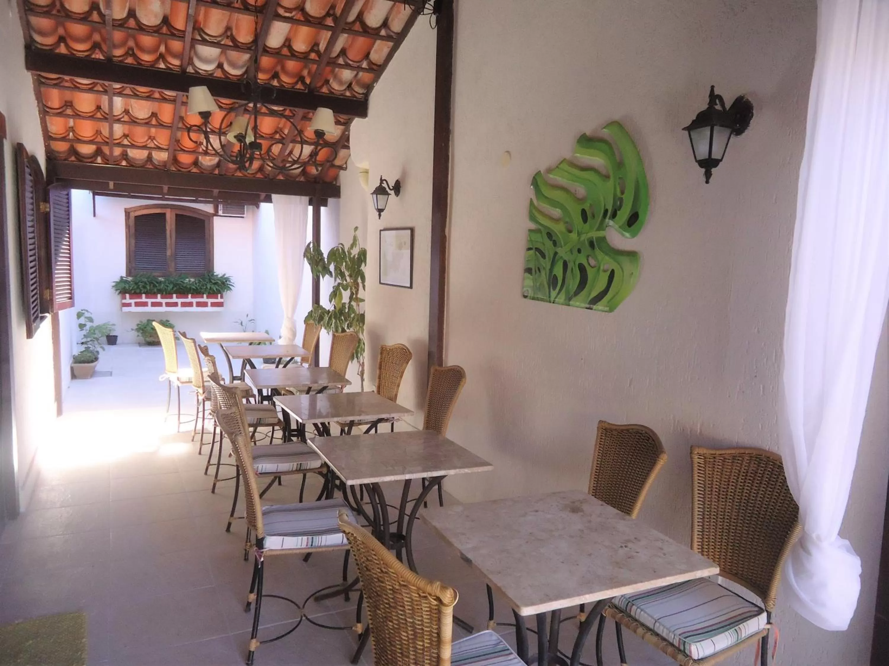 Patio, Dining Area in Pousada L'étage