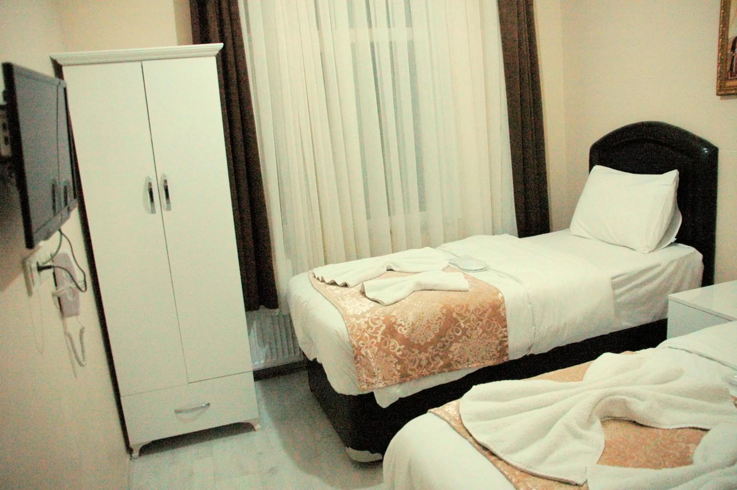 Photo of the whole room, Bed in Tolga Hotel