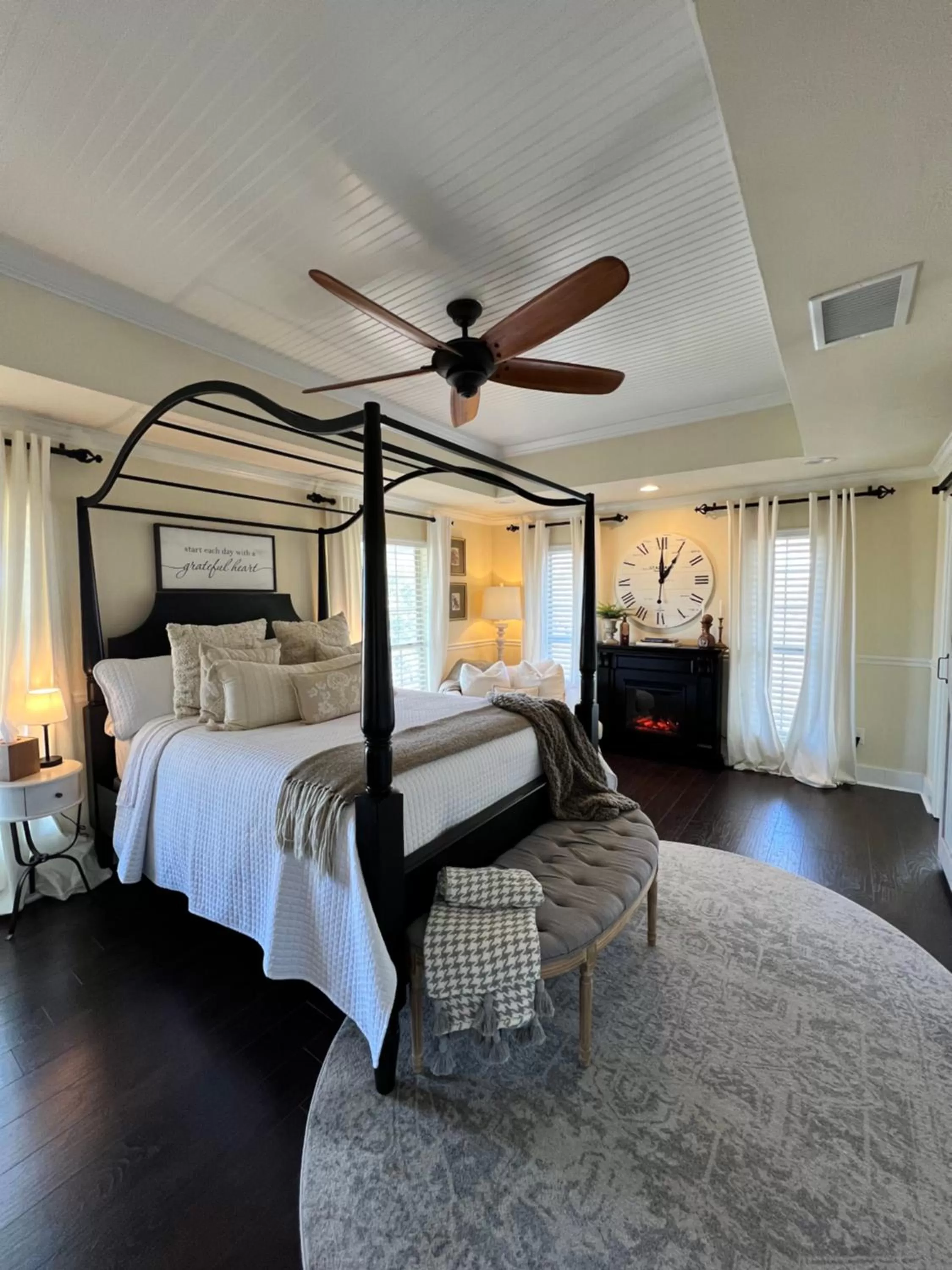 Bed in The Plantation House Boutique Inn