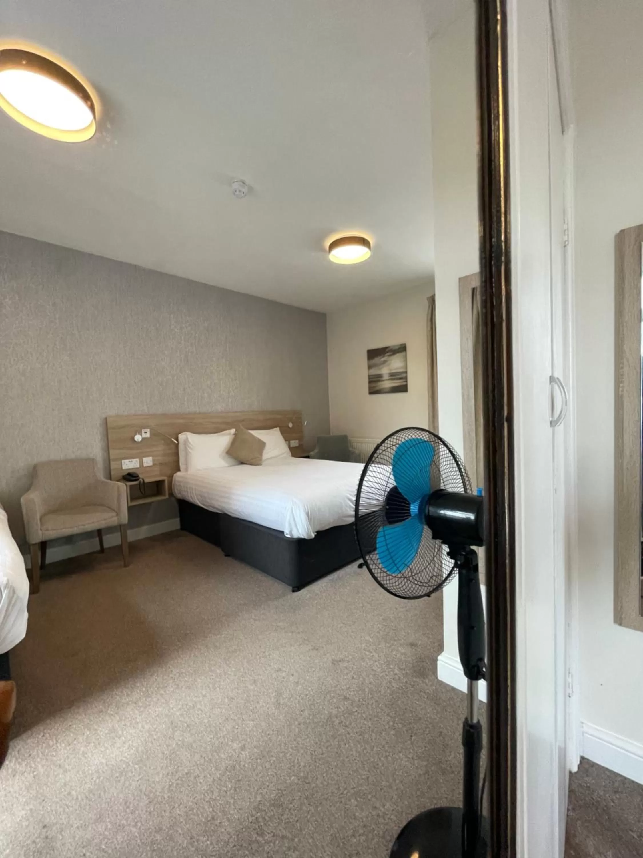 Photo of the whole room, Bed in The Clarendon Hotel