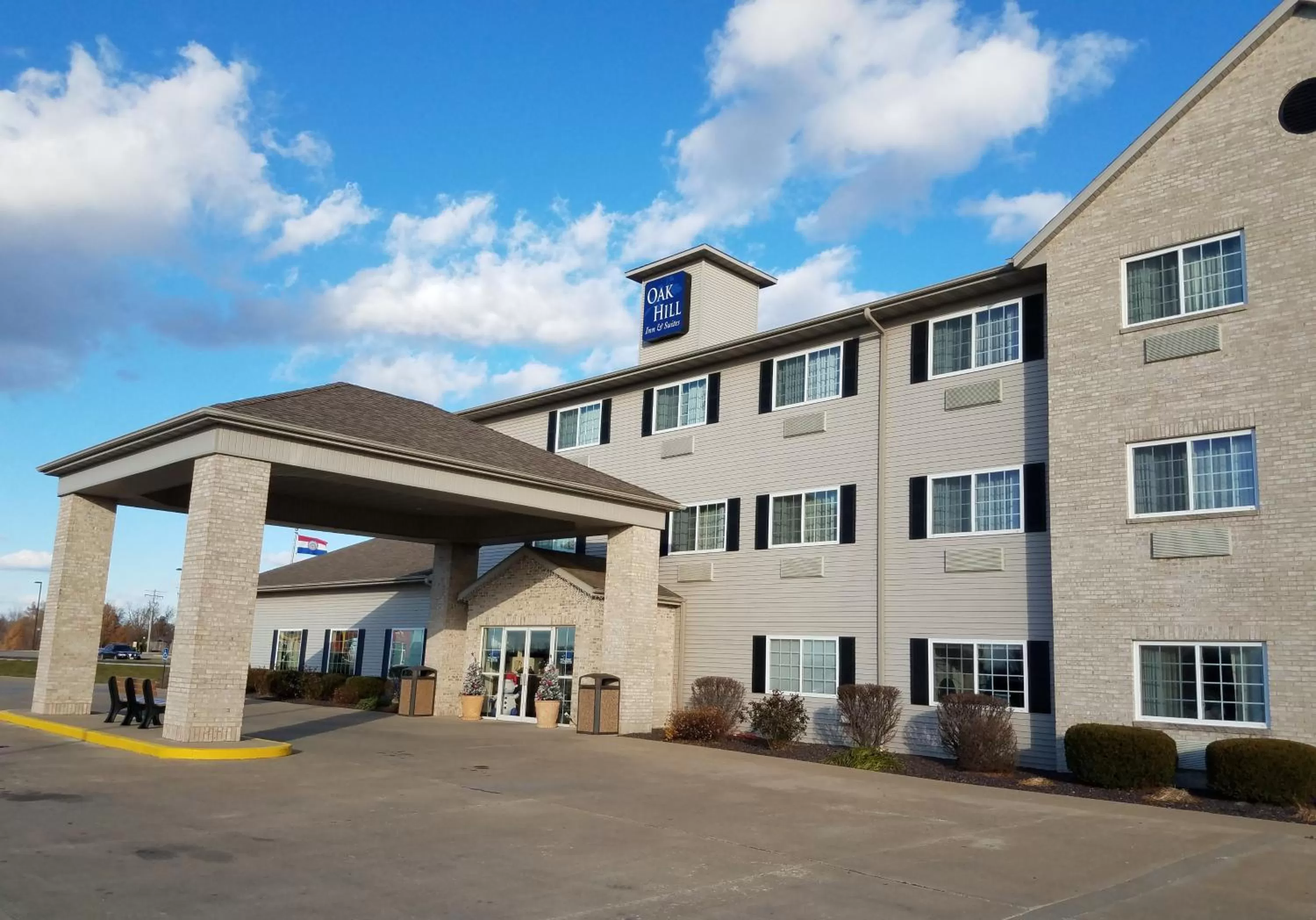 Property building in Oak Hill Inn & Suites
