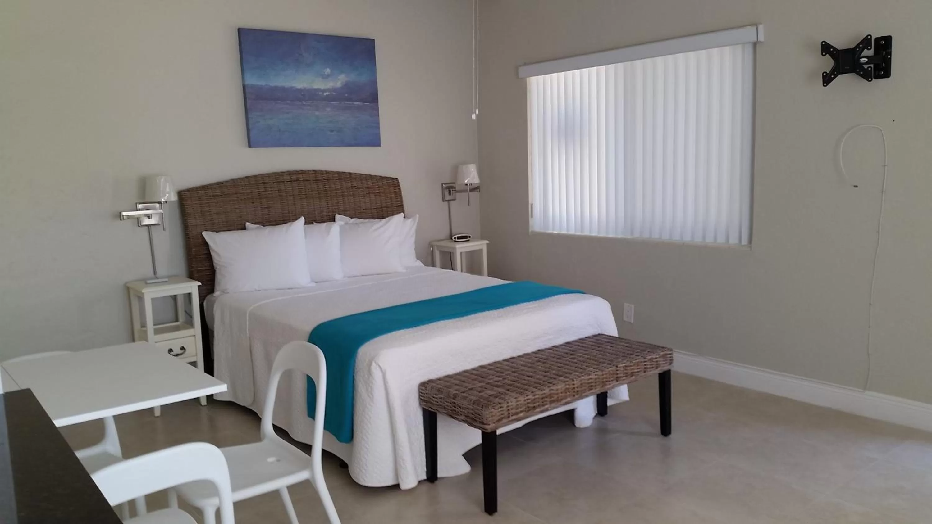 Photo of the whole room, Bed in Hollywood Broadwalk Oceanside Hotel