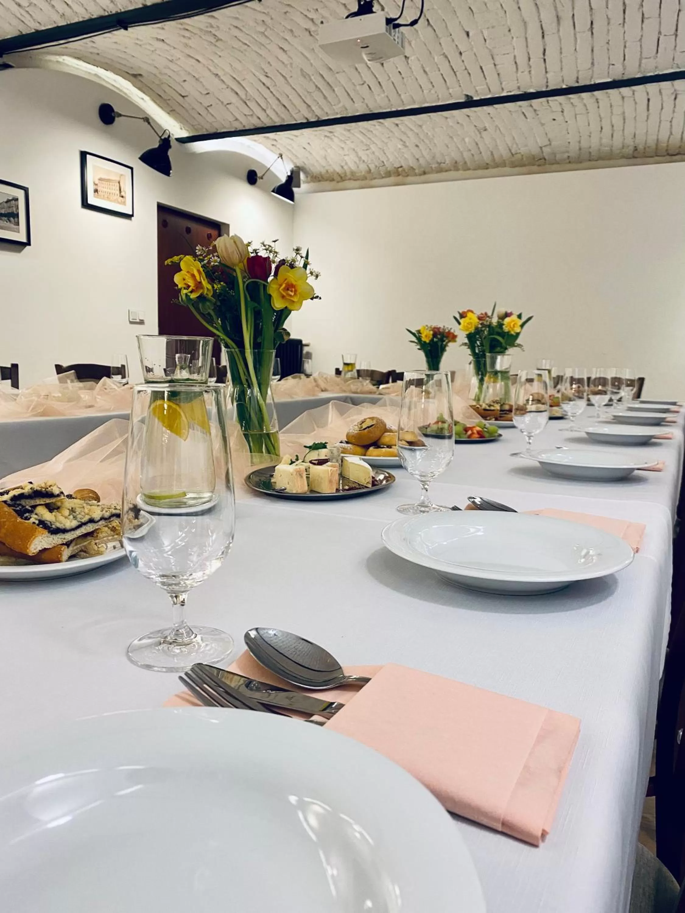 Restaurant/places to eat in Hotel Centrum