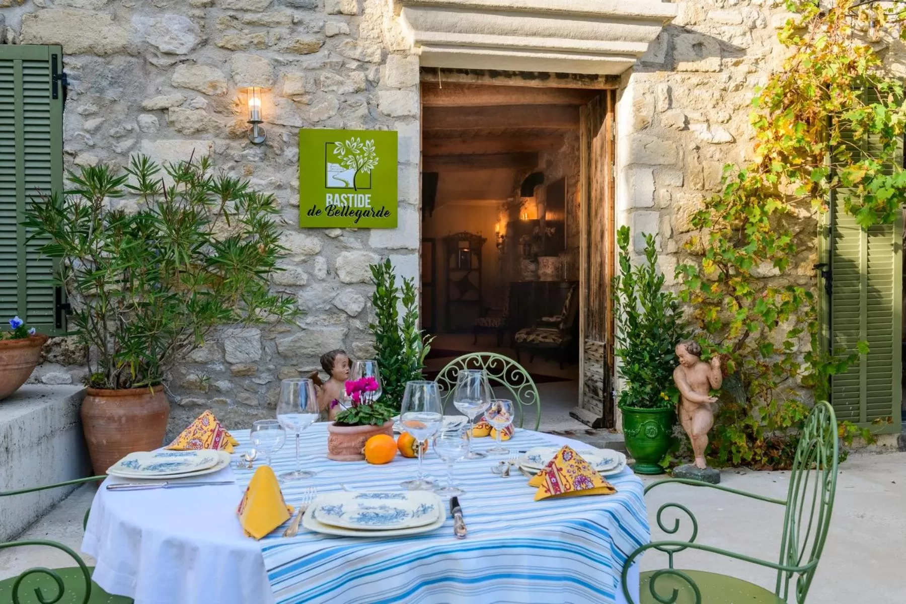 Dining area in Bastide de Bellegarde