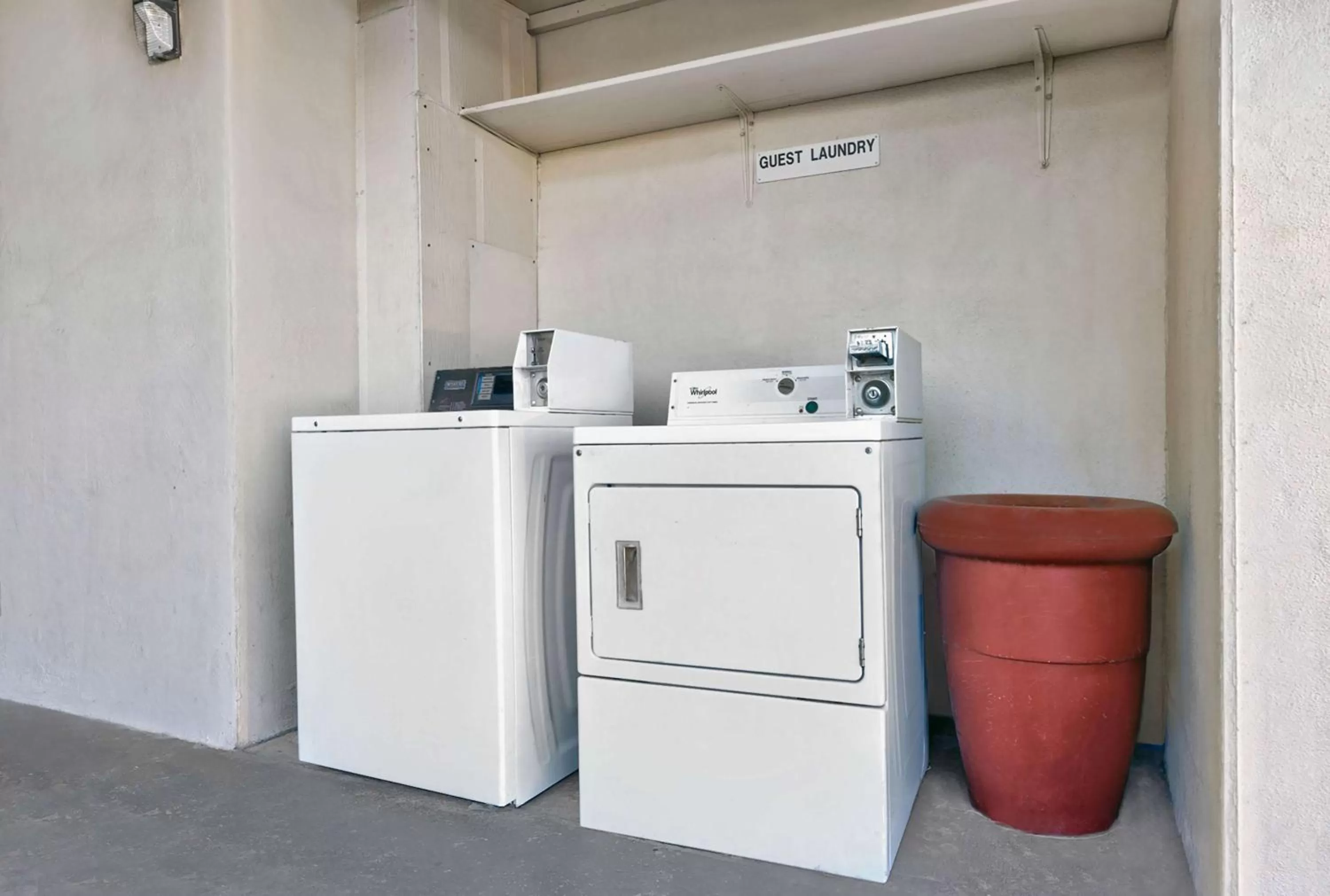 Photo of the whole room in Studio 6-Denton, TX - UNT