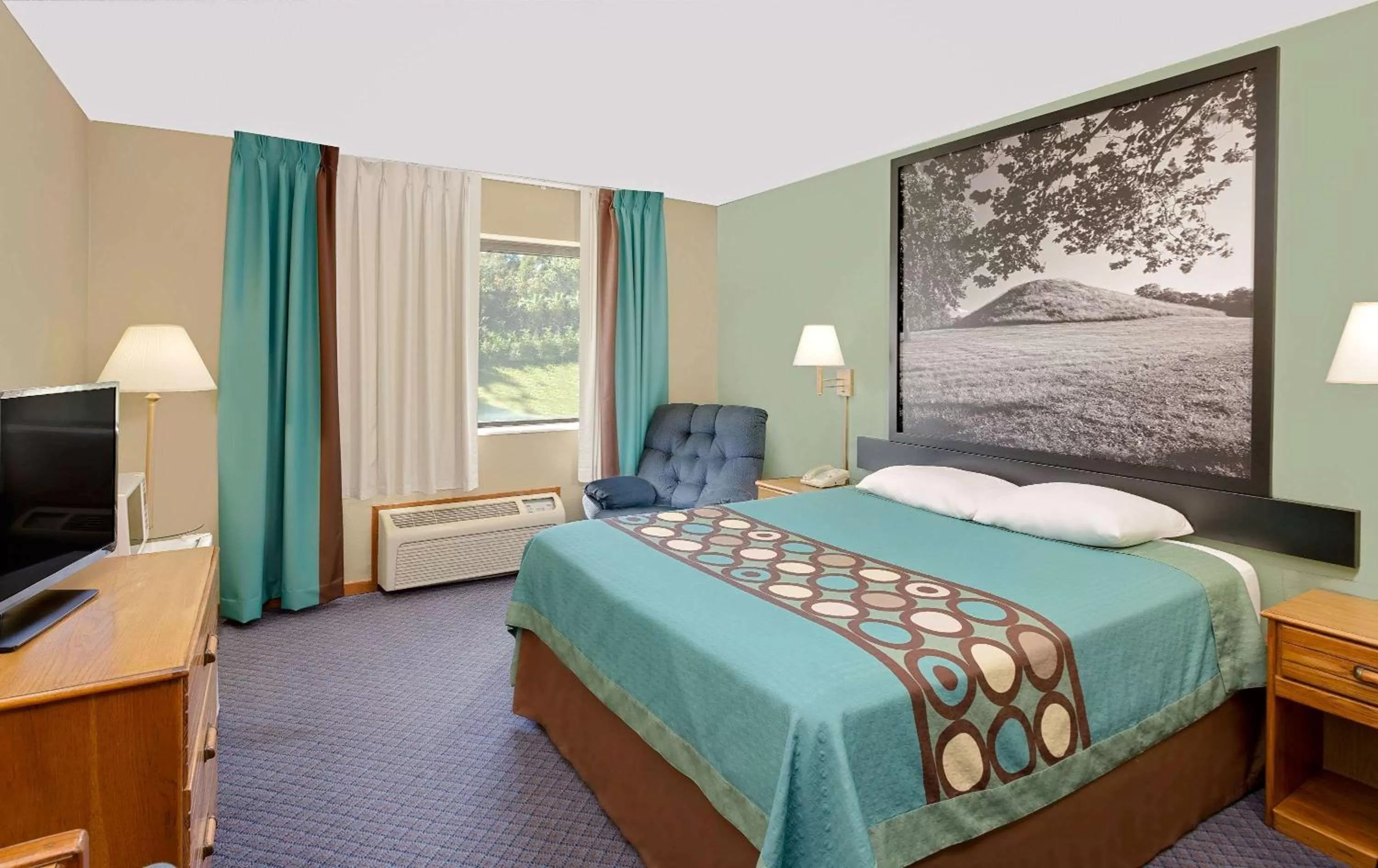 Photo of the whole room, Bed in Super 8 by Wyndham Macomb