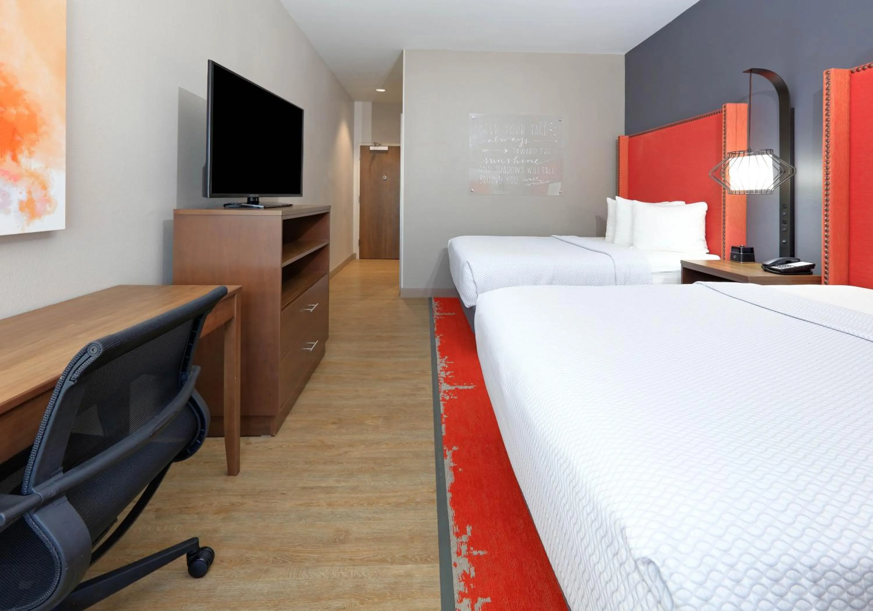 Bed in La Quinta Inn & Suites by Wyndham Lakeway