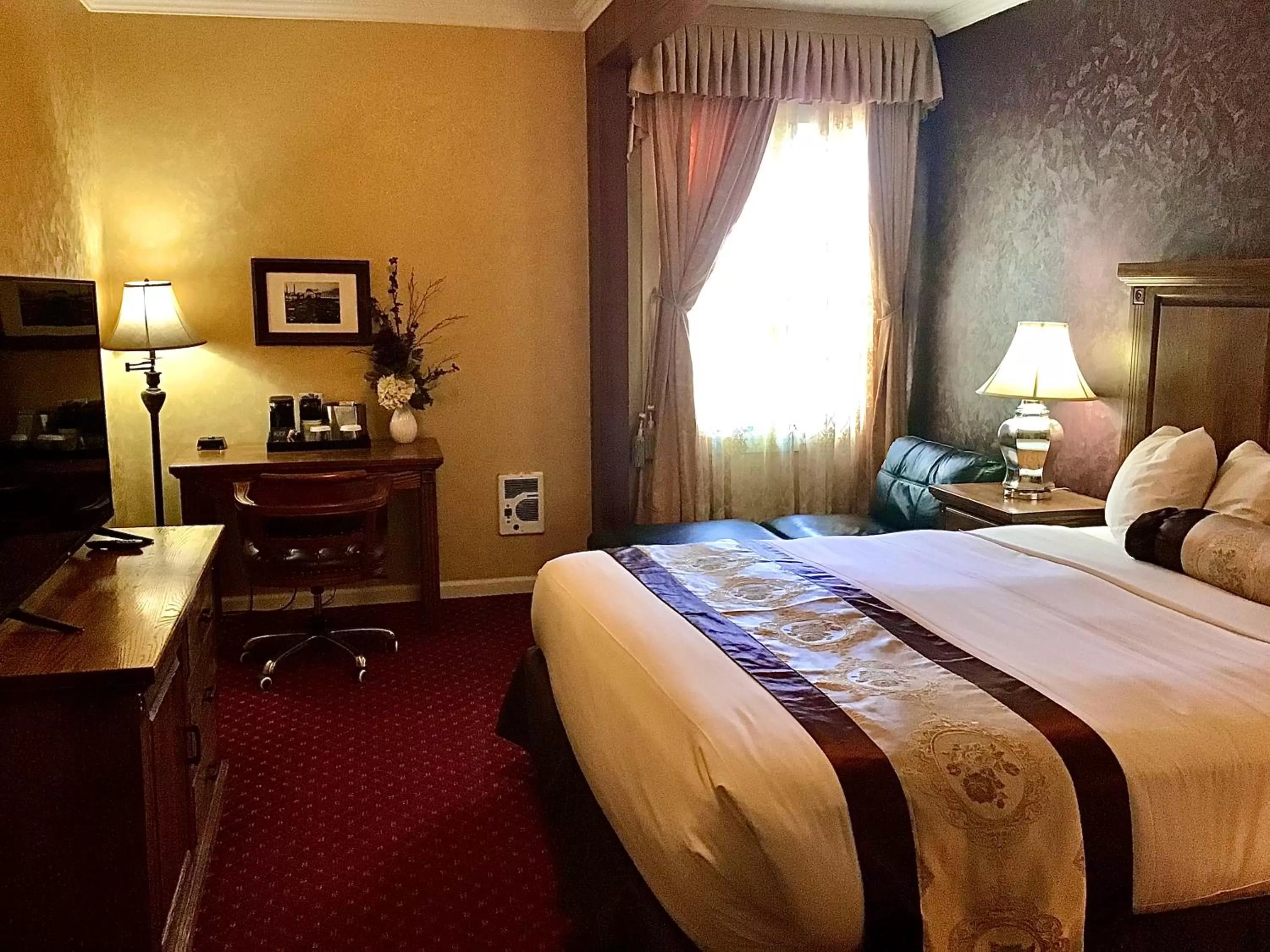 Bedroom, Bed in Eureka Inn, Trademark Collection by Wyndham