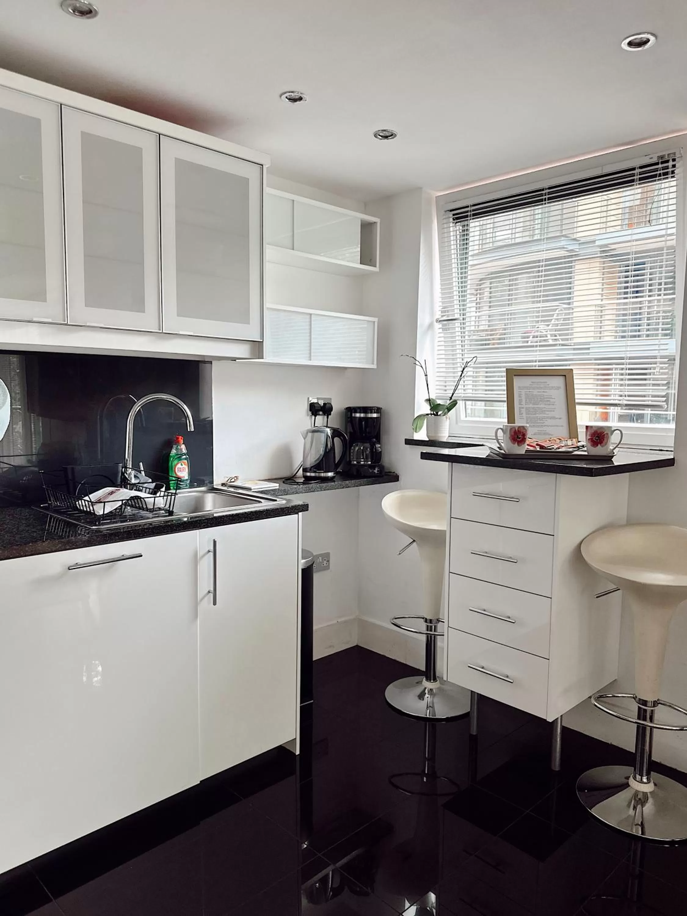 Coffee/tea facilities in Canary Wharf - Luxury Apartments