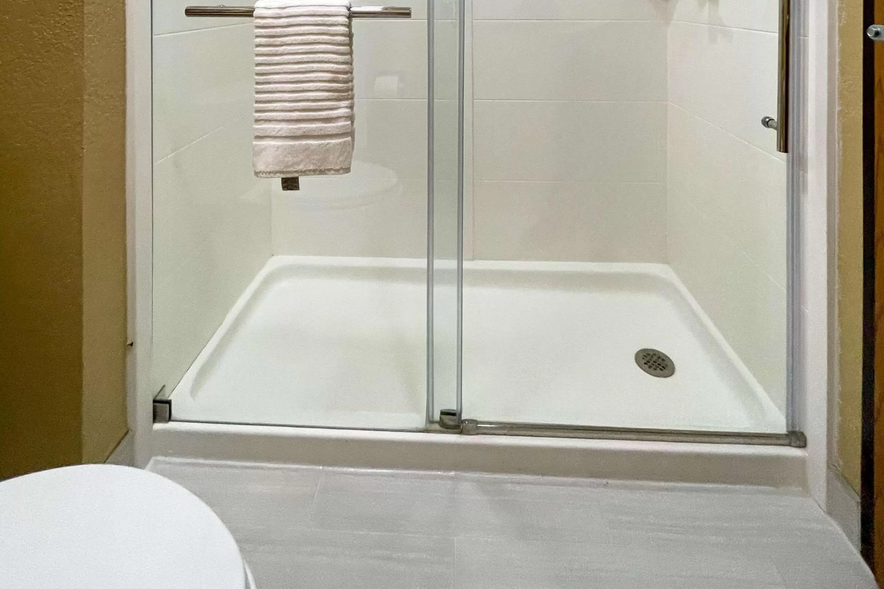 Bedroom in Comfort Suites San Antonio Near Seaworld