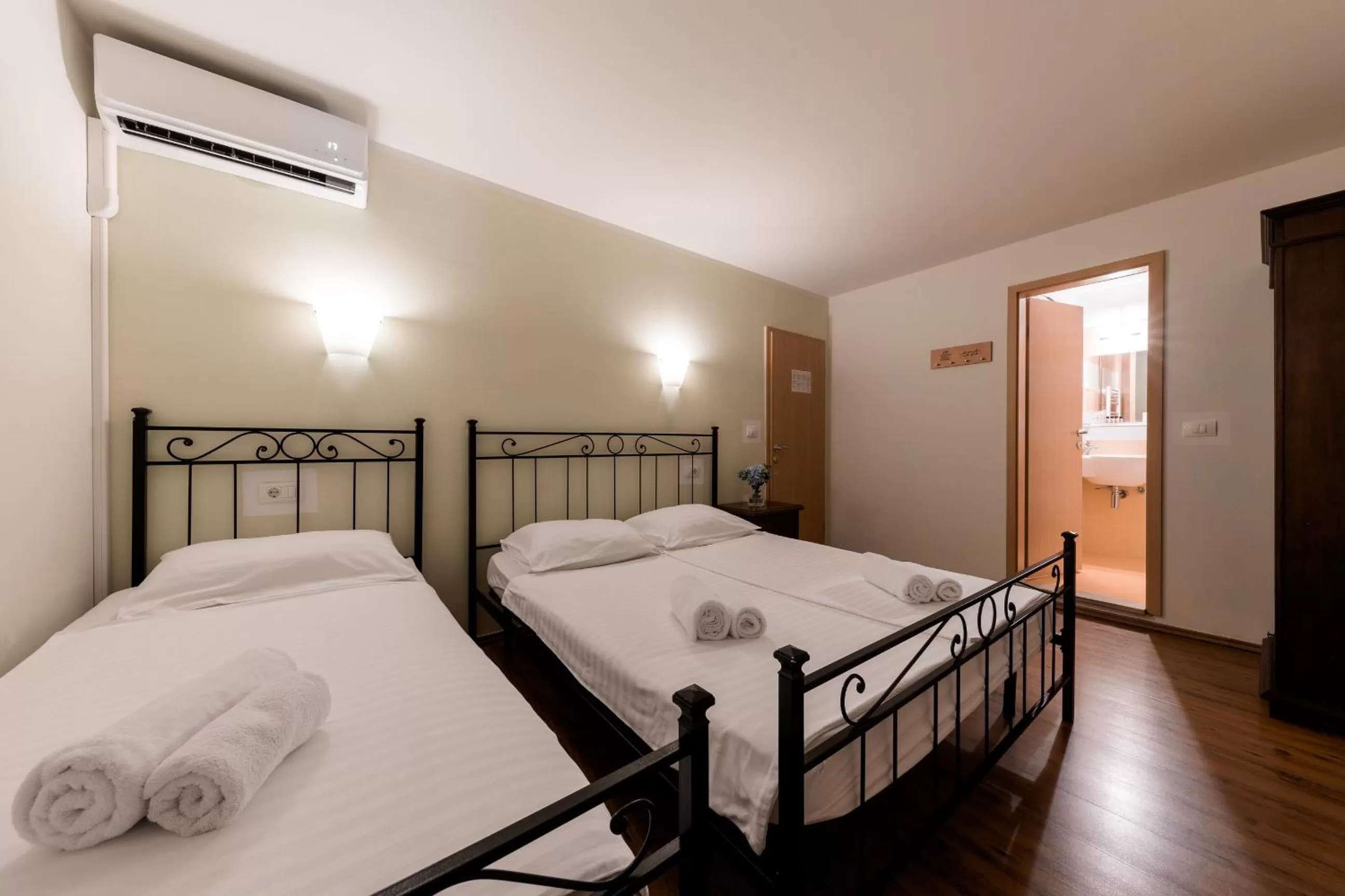 Photo of the whole room, Bed in B&B Miracolo di Mare Retro