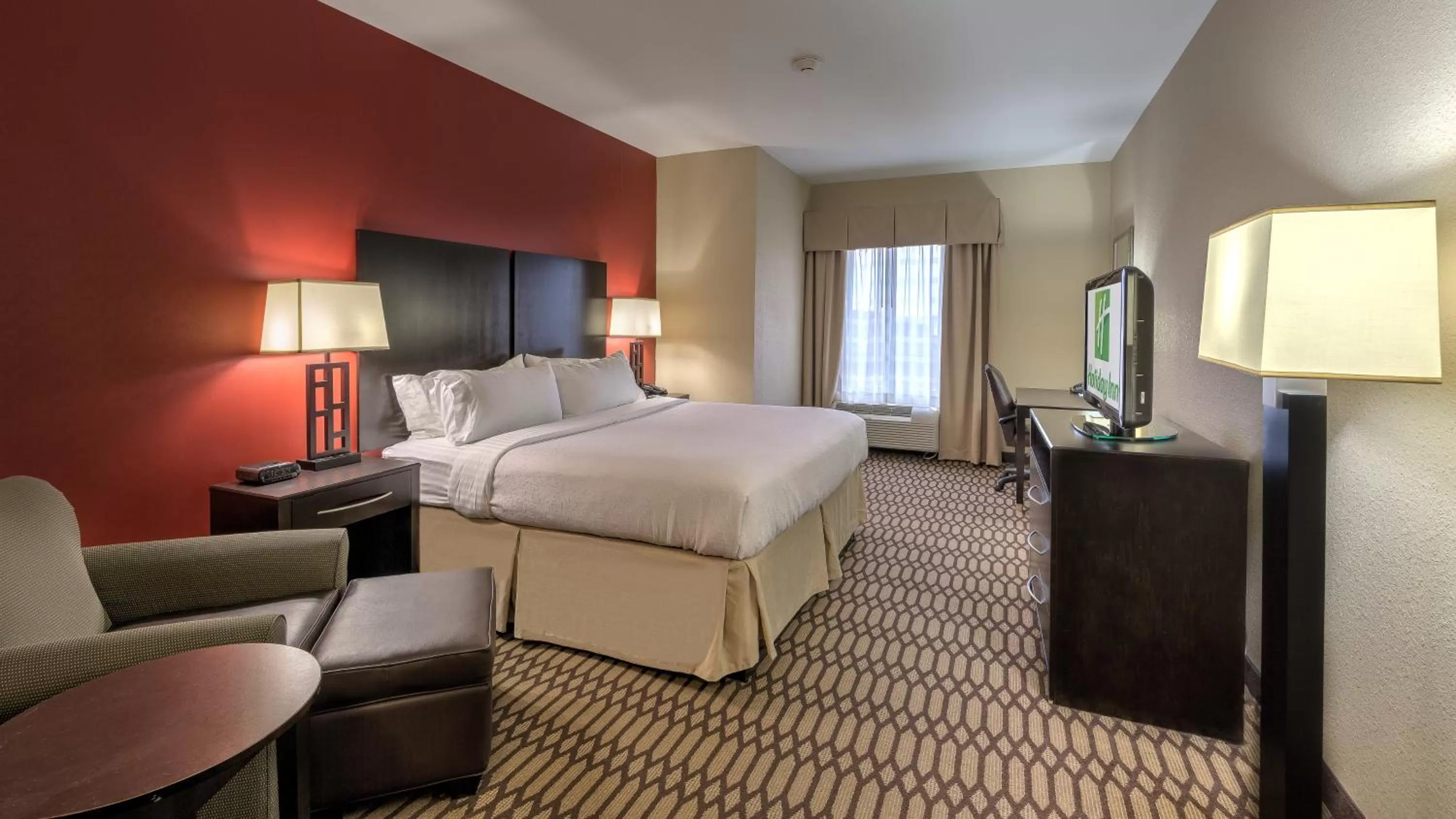 Photo of the whole room, Bed in Holiday Inn North Quail Springs by IHG