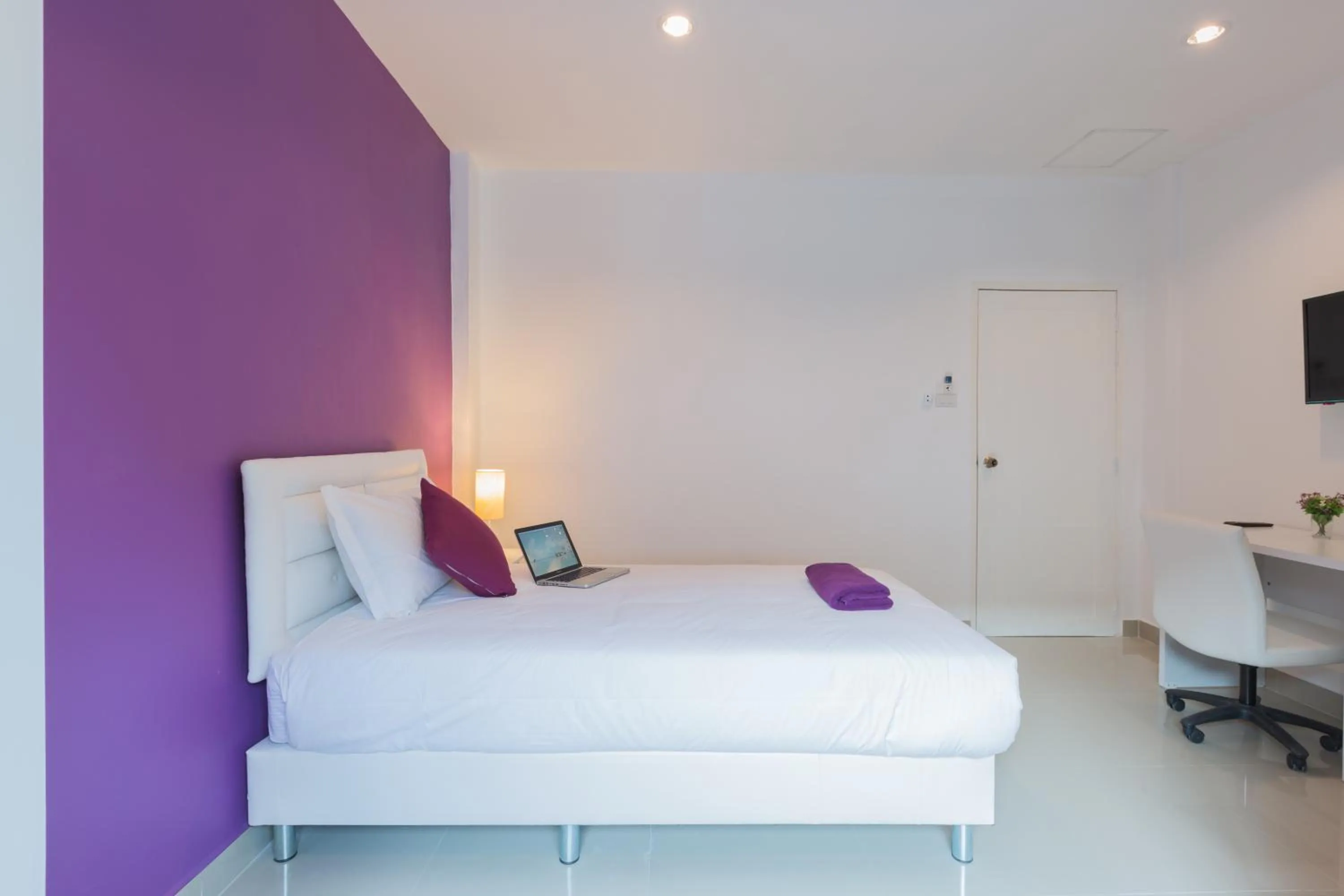 Bedroom, Bed in Z by Zing