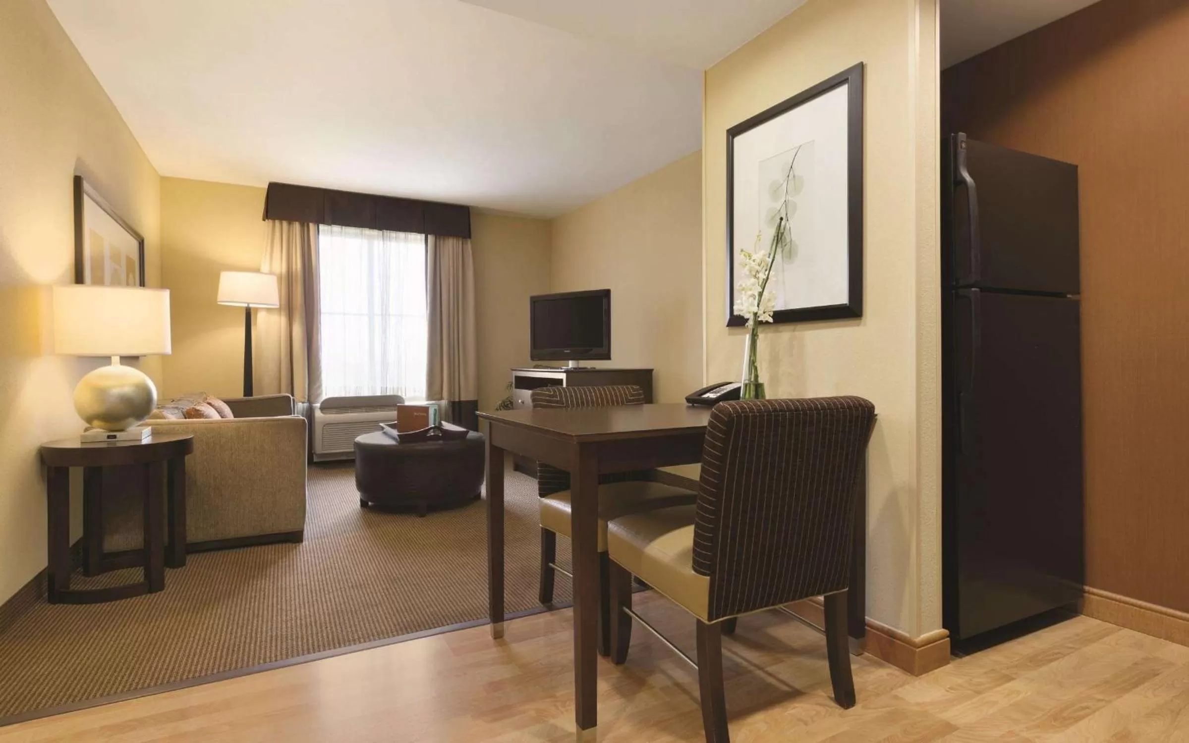 Kitchen or kitchenette, TV/Entertainment Center in Homewood Suites by Hilton Houston - Northwest/CY-FAIR