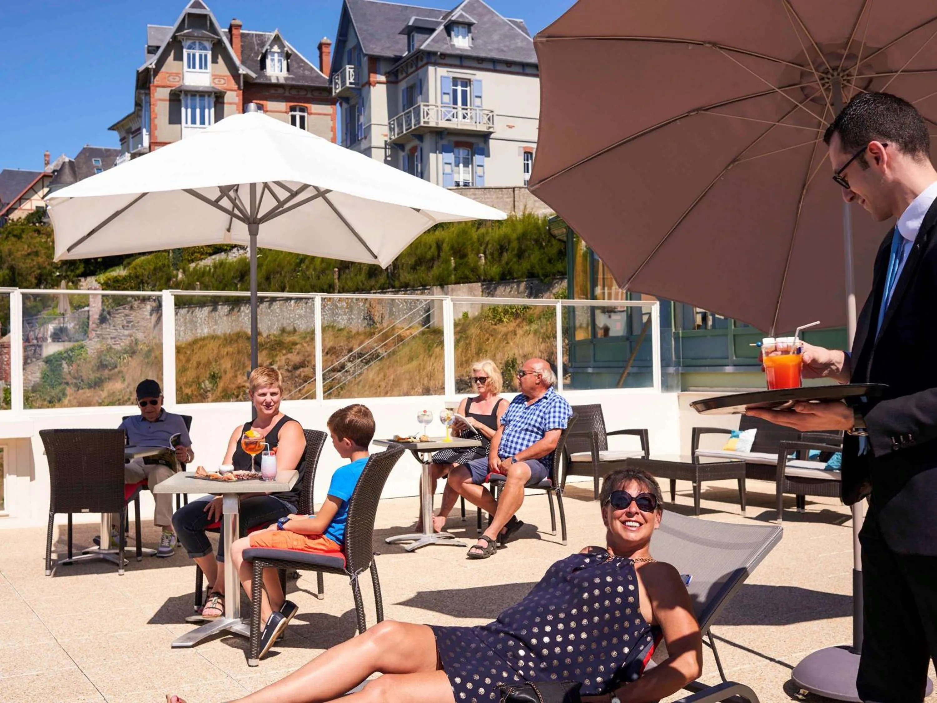 Lounge or bar in Mercure Granville Le Grand Large