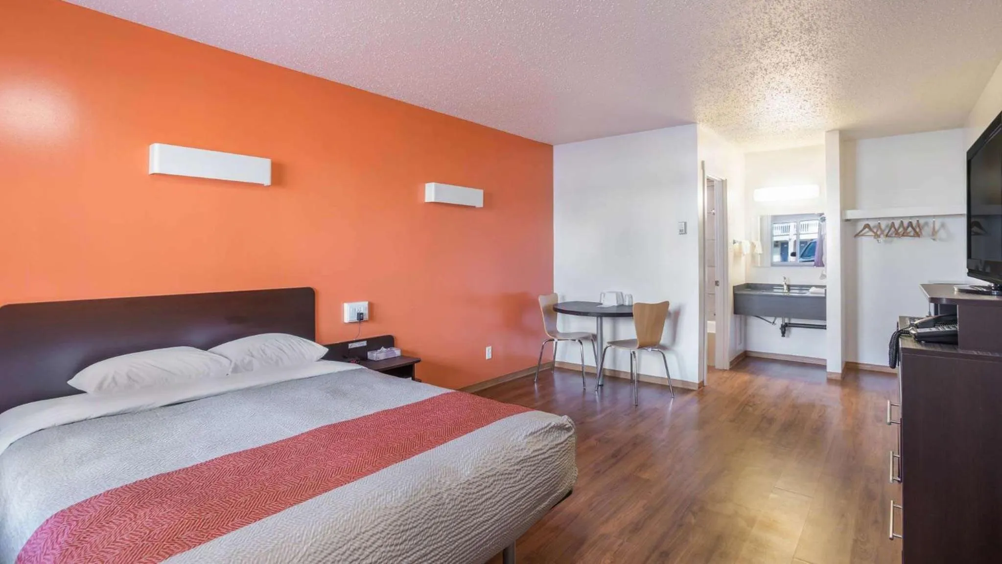 TV and multimedia in Motel Bo-Camrose, AB