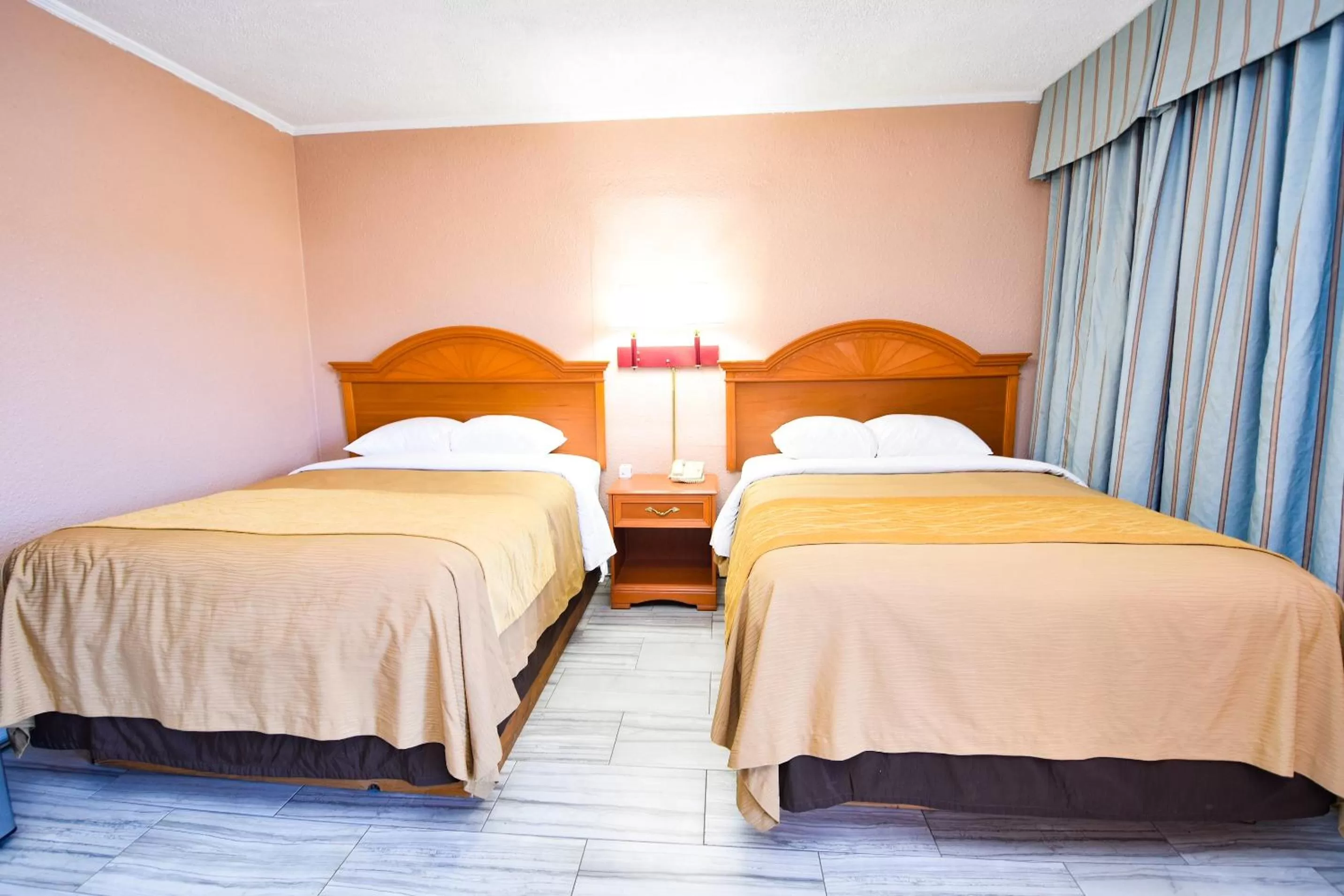 Bed in Economy Inn Beebe