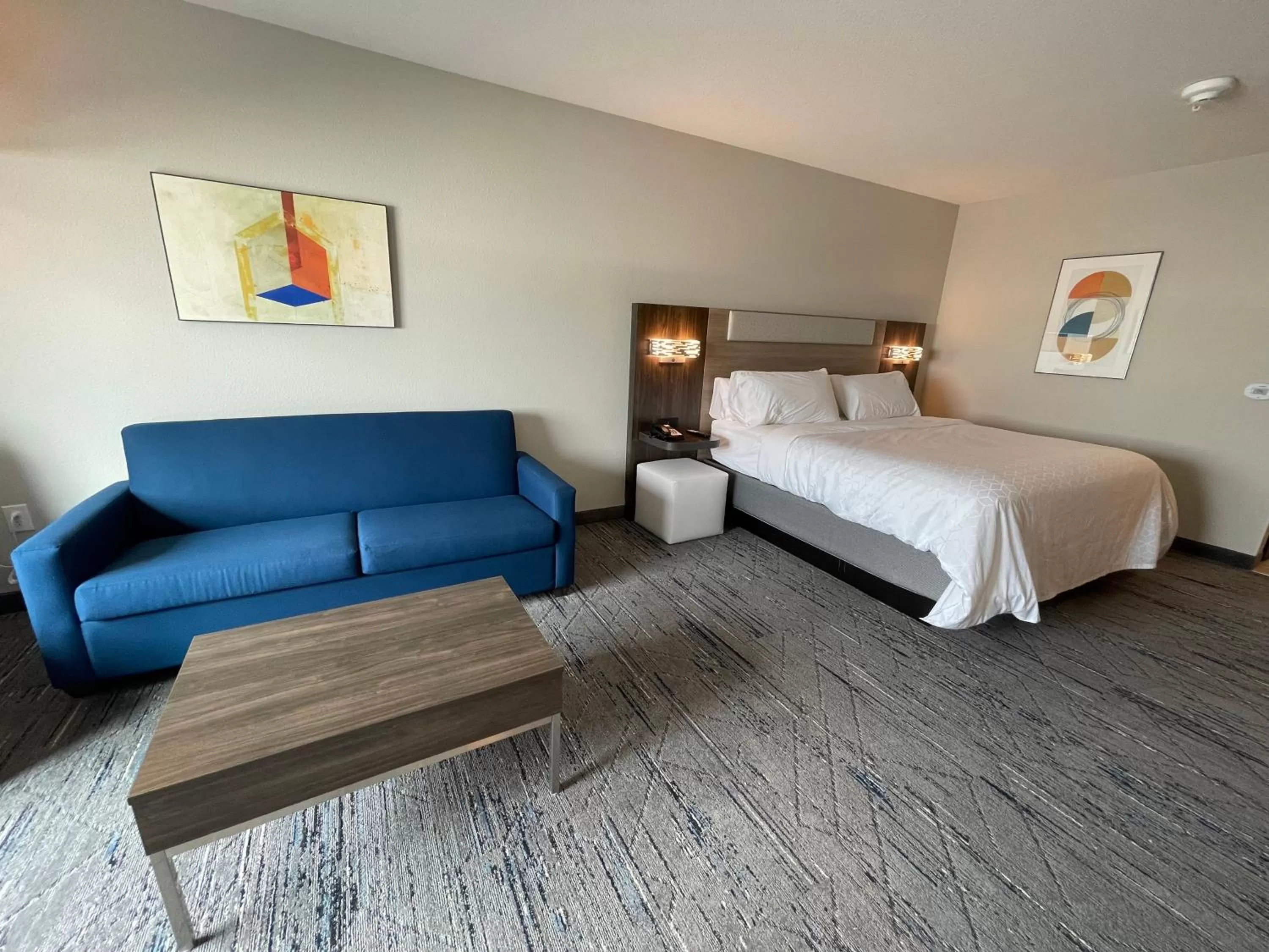 Photo of the whole room, Bed in Holiday Inn Express & Suites - Ft. Smith - Airport by IHG