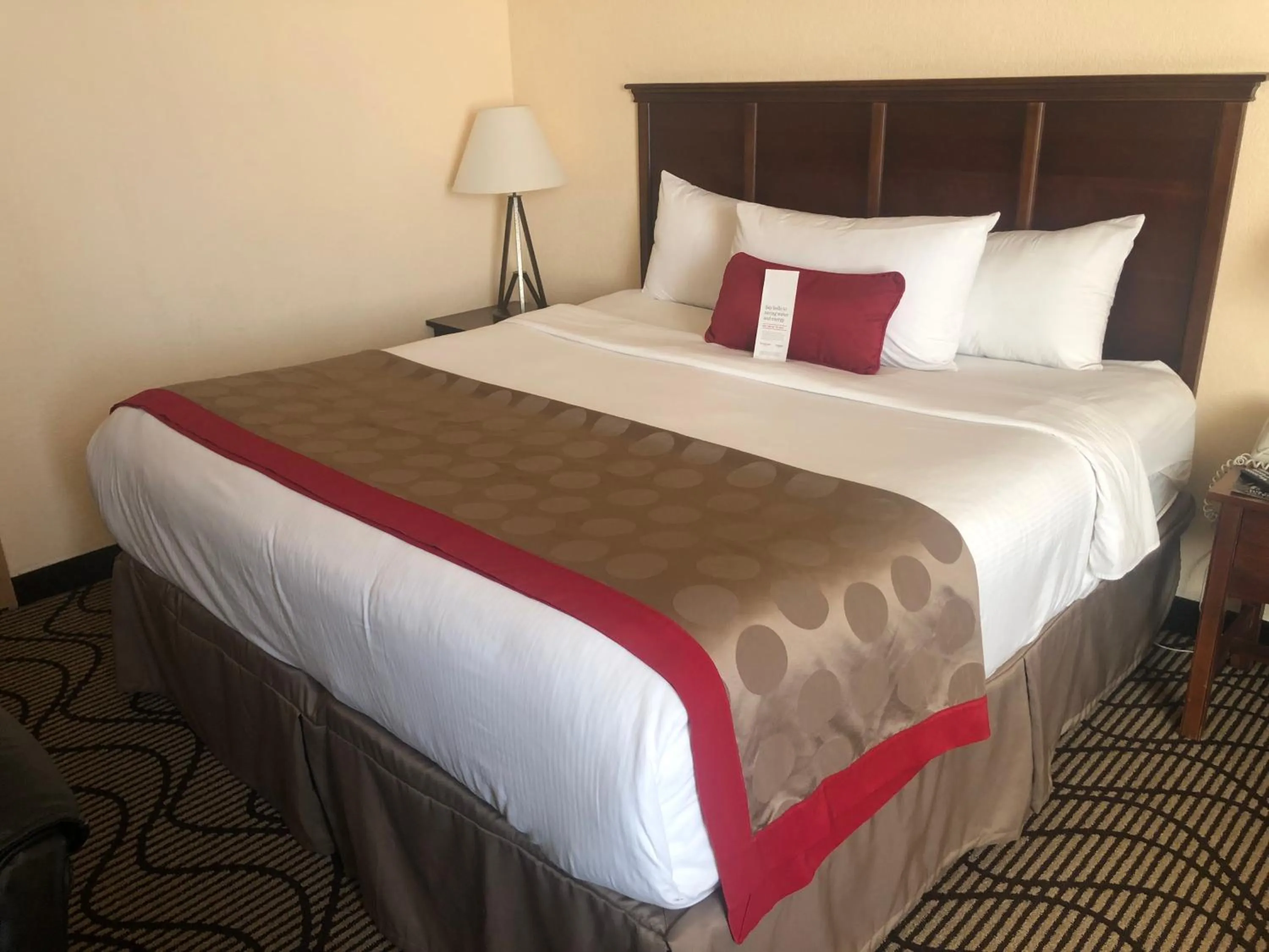 Bedroom, Bed in Ramada by Wyndham Birmingham Airport