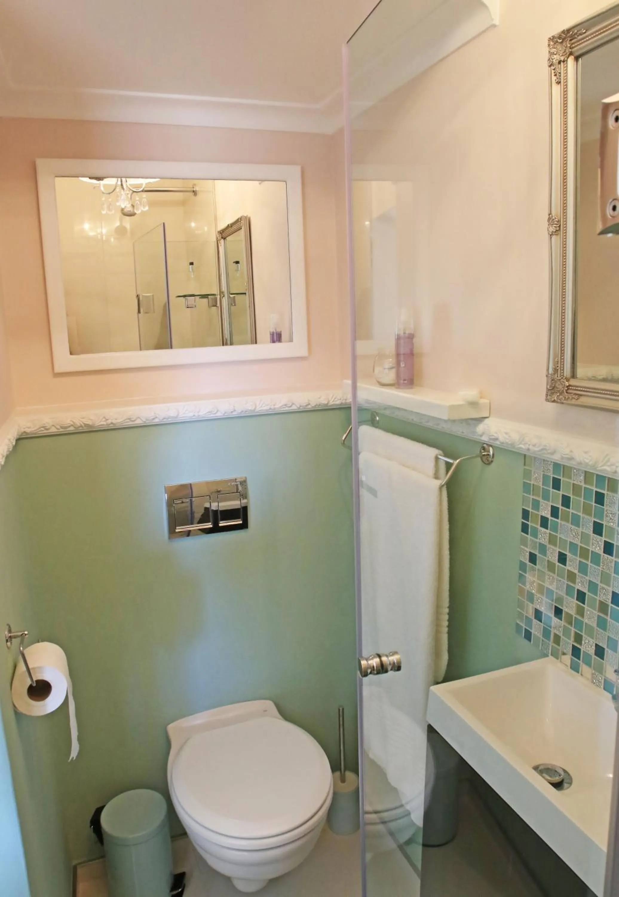 Toilet in Dolphin Inn Guesthouse