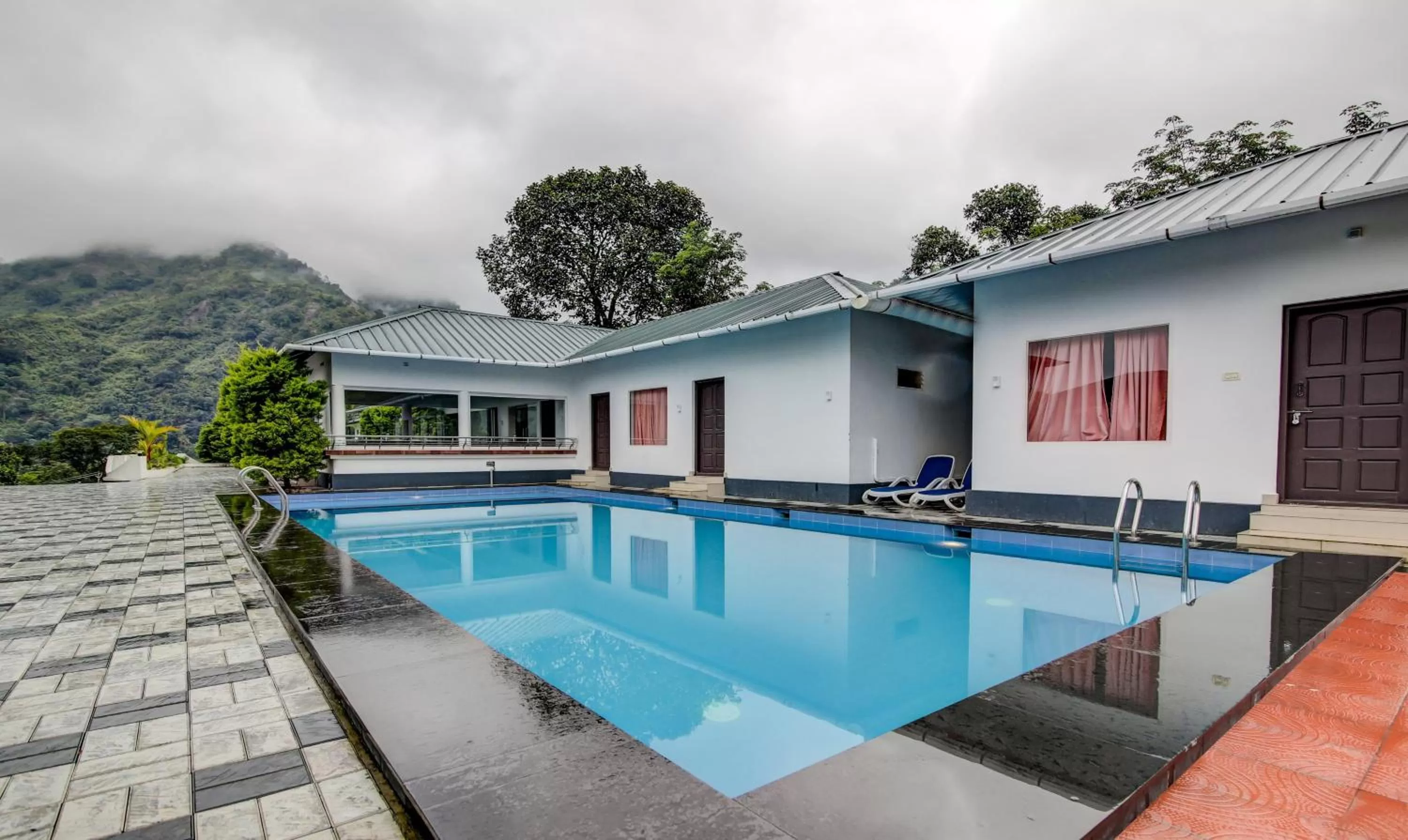 Swimming pool in Misty Garden Resort and SPA