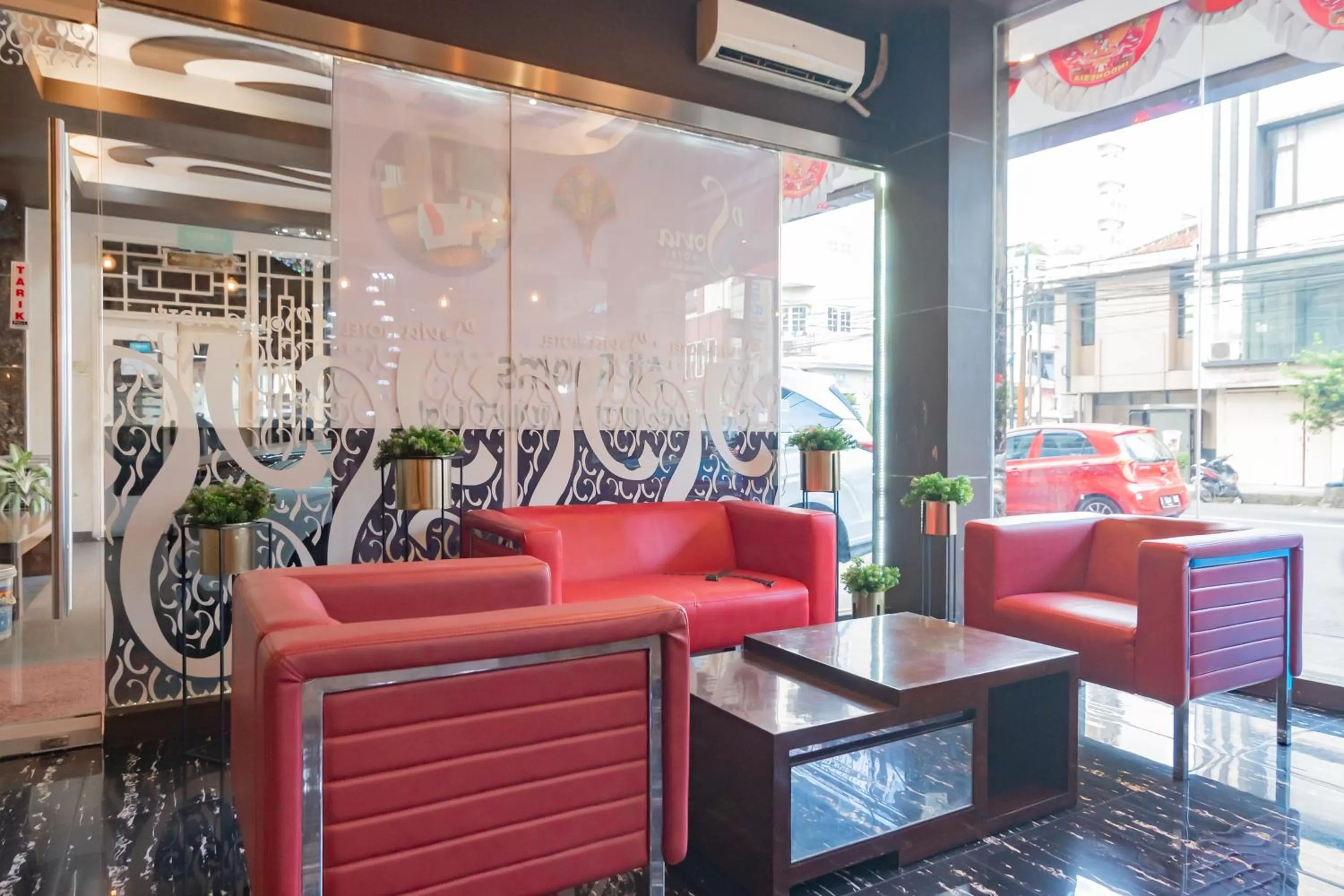 Lobby or reception in RedDoorz Premium near Bandung Station