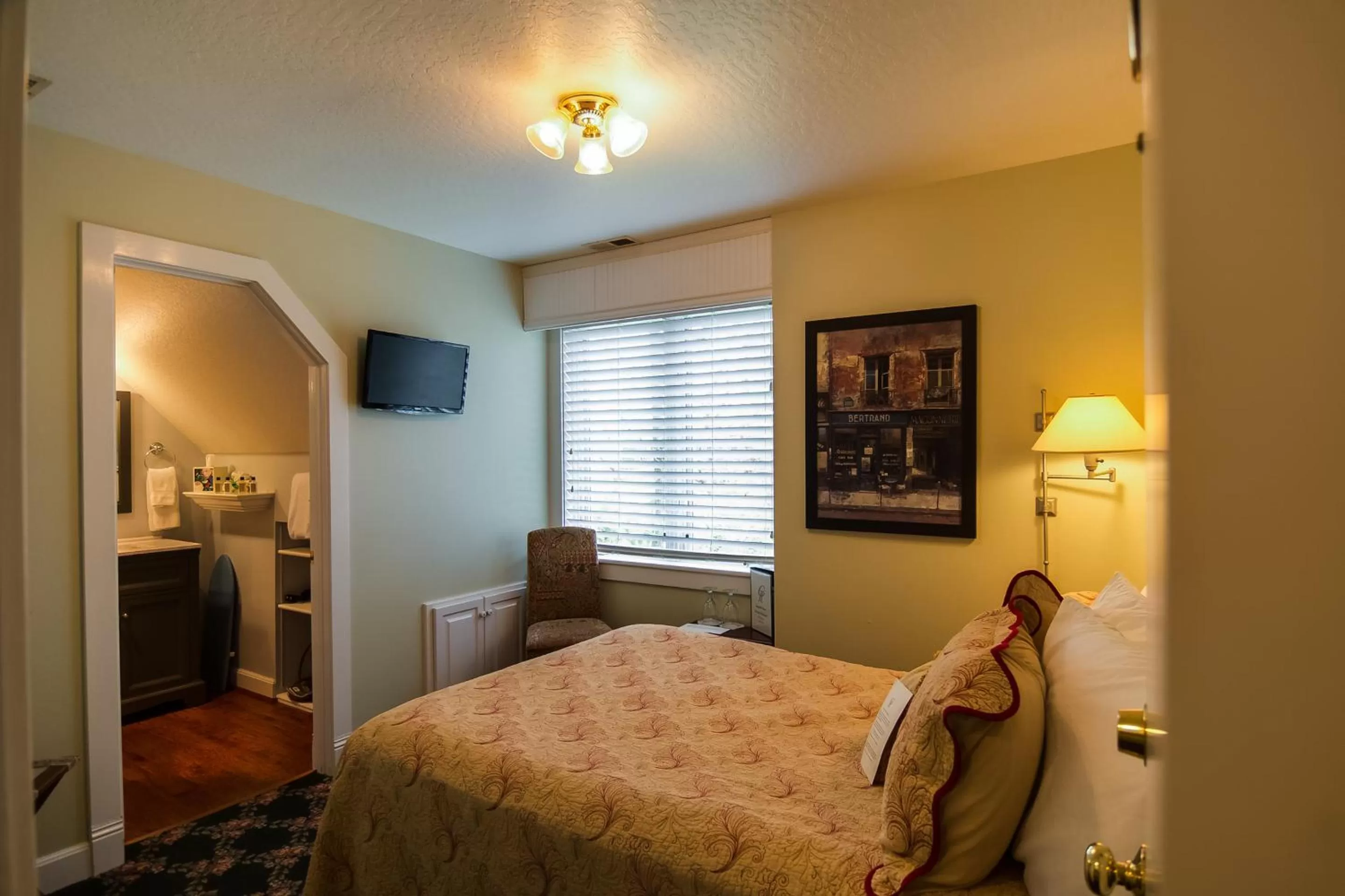 Bed in The Campbell House Inn