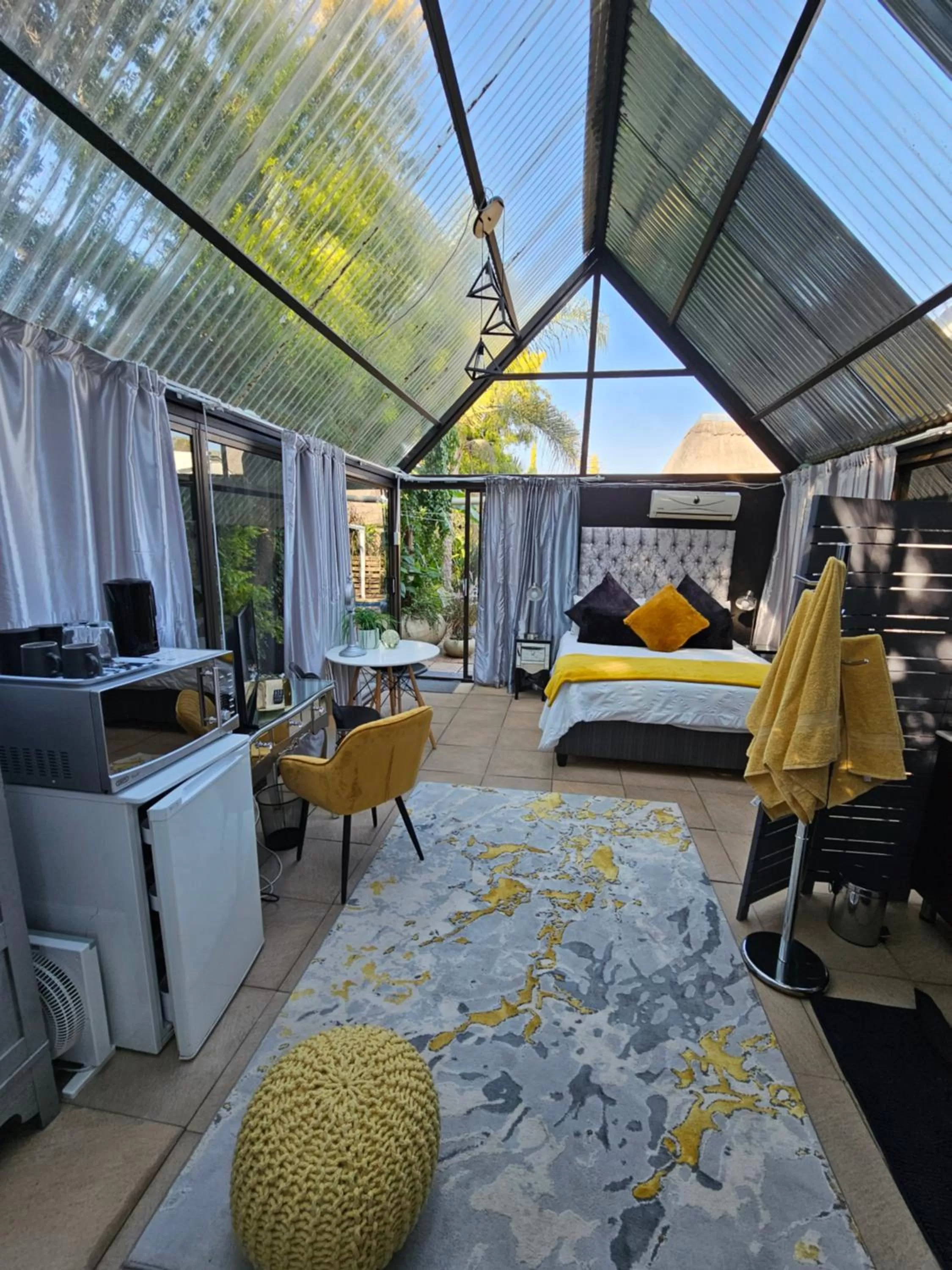 Photo of the whole room in 51on Church