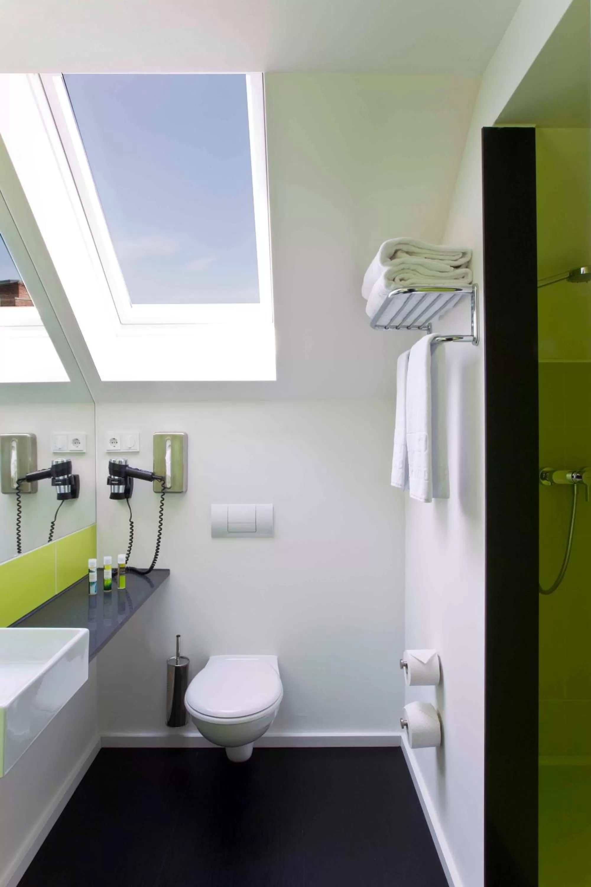 Shower, Bed in Hotel Gat Point Charlie