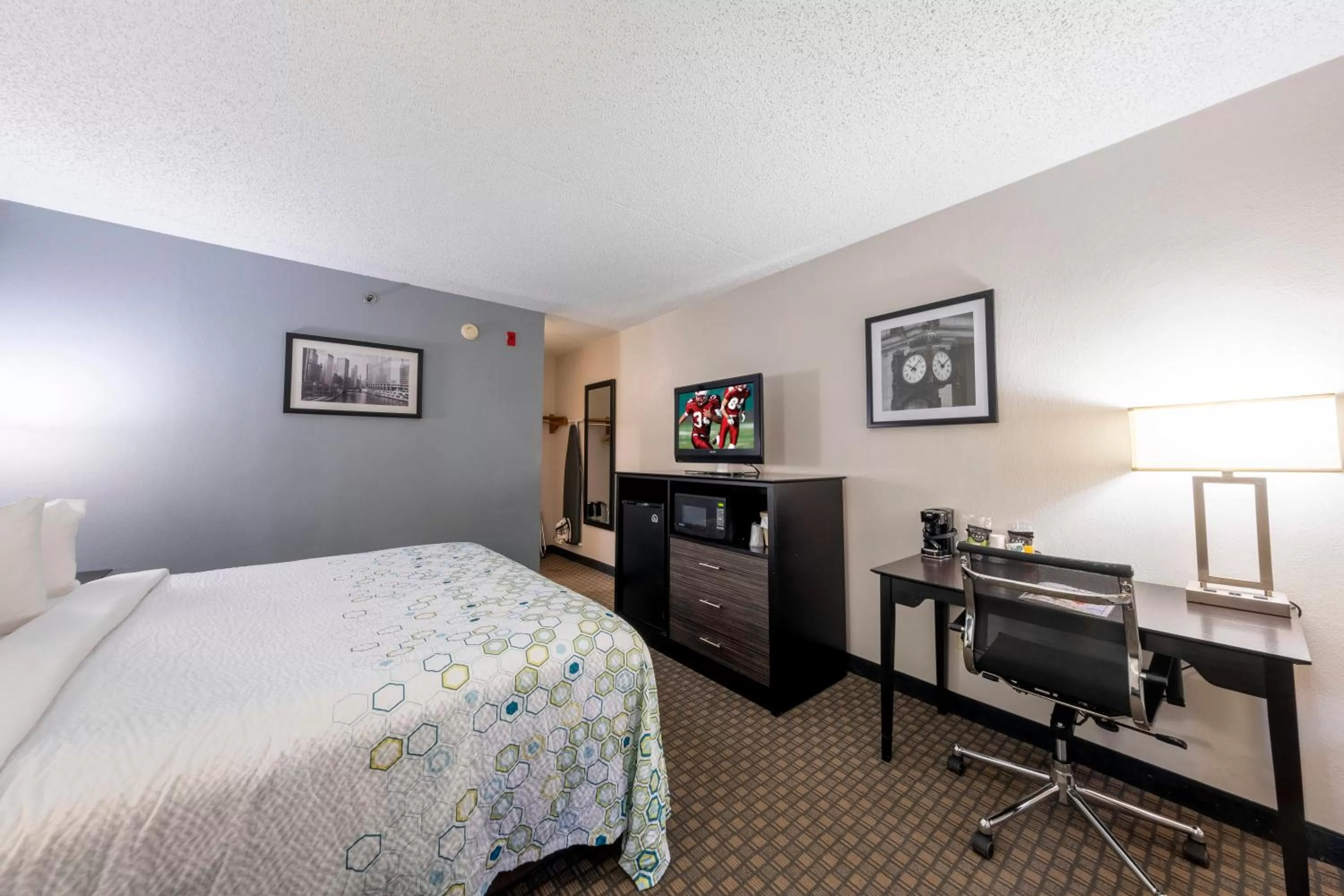 Photo of the whole room, Bed in HomeTown Inn by Red Roof East Syracuse