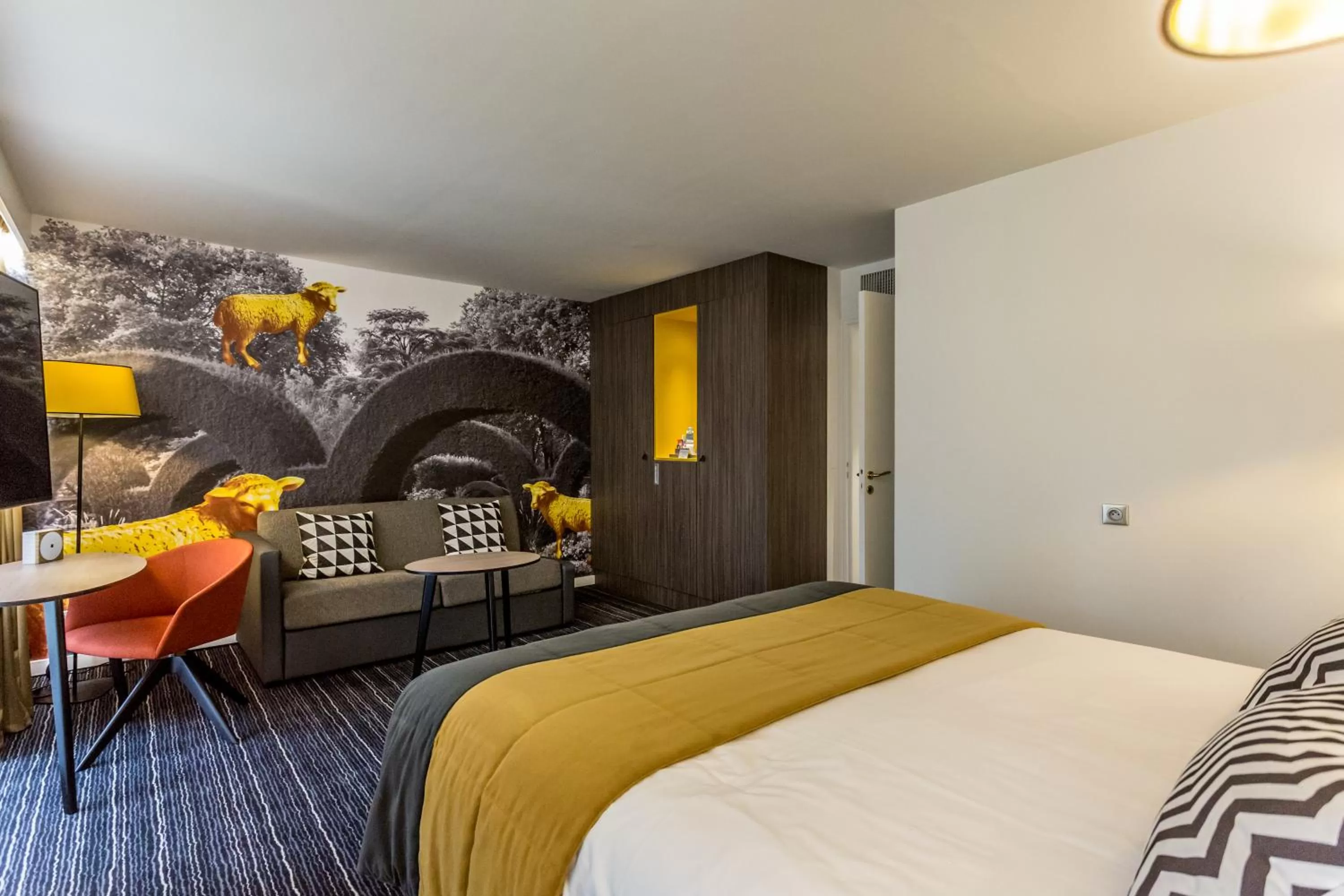 Bedroom, Bed in Hotel De Bourbon Grand Hotel Mercure Bourges