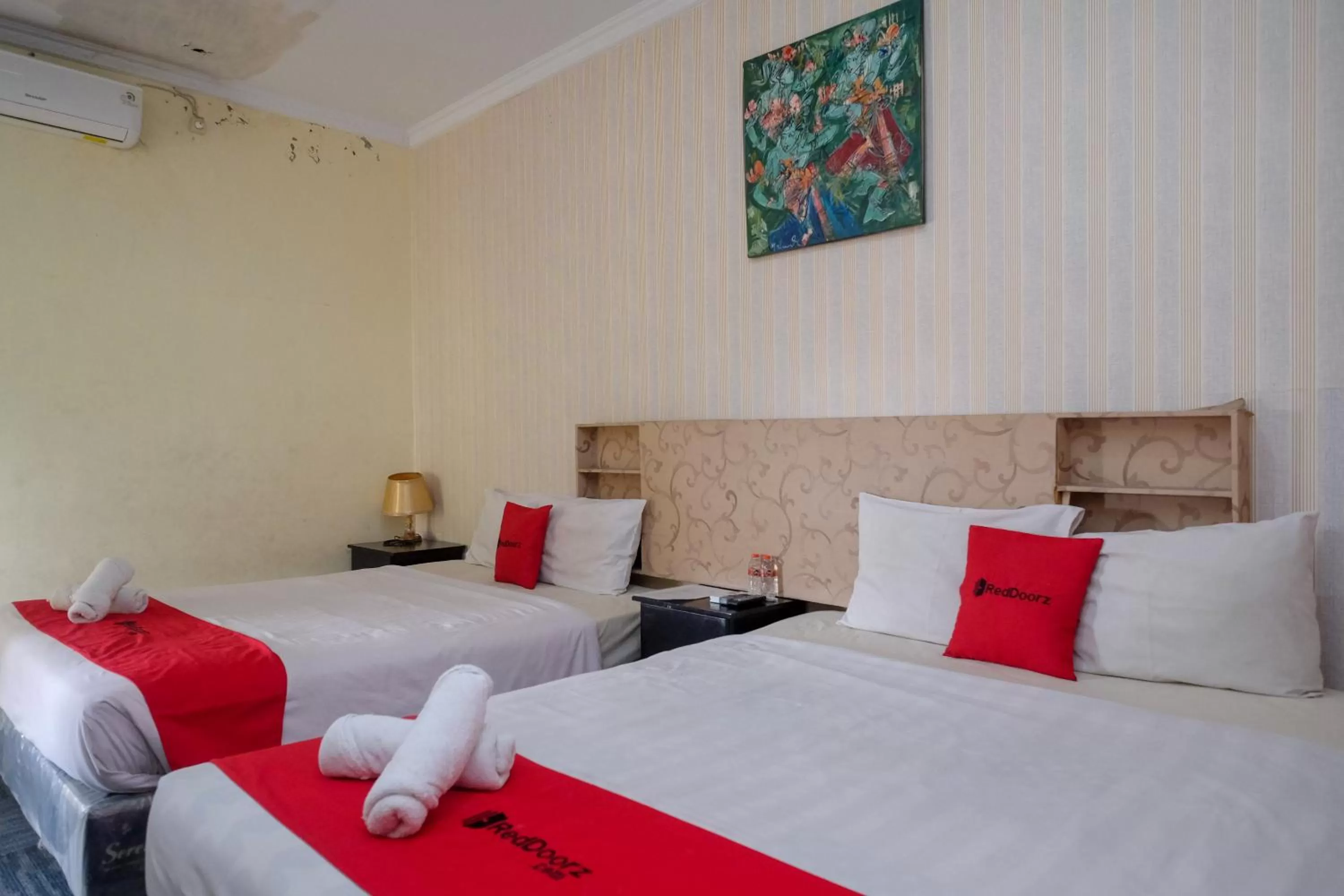 Bedroom, Bed in RedDoorz at Mamagayo Inn Yogyakarta