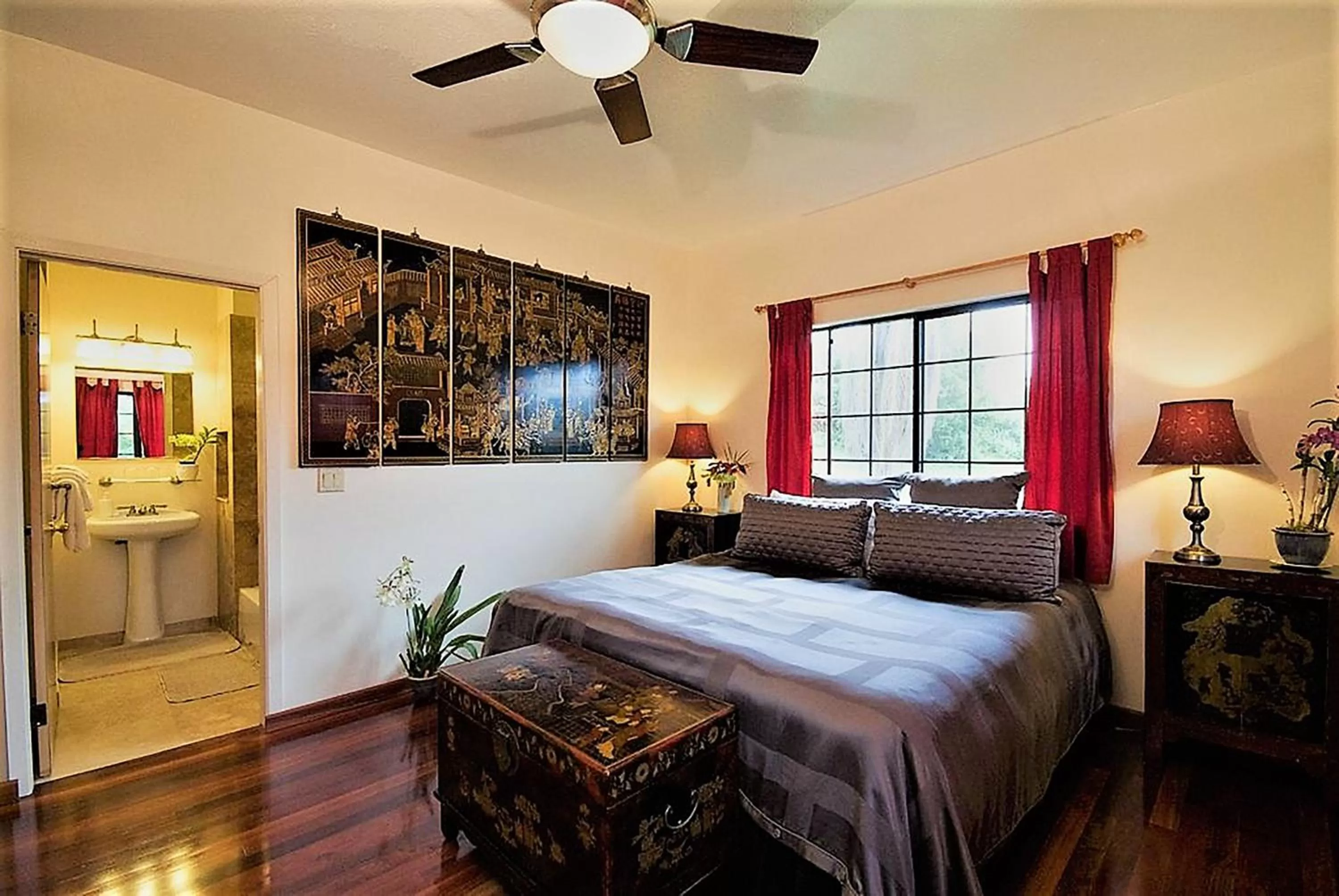 Bed in The Inn at Kulaniapia Falls