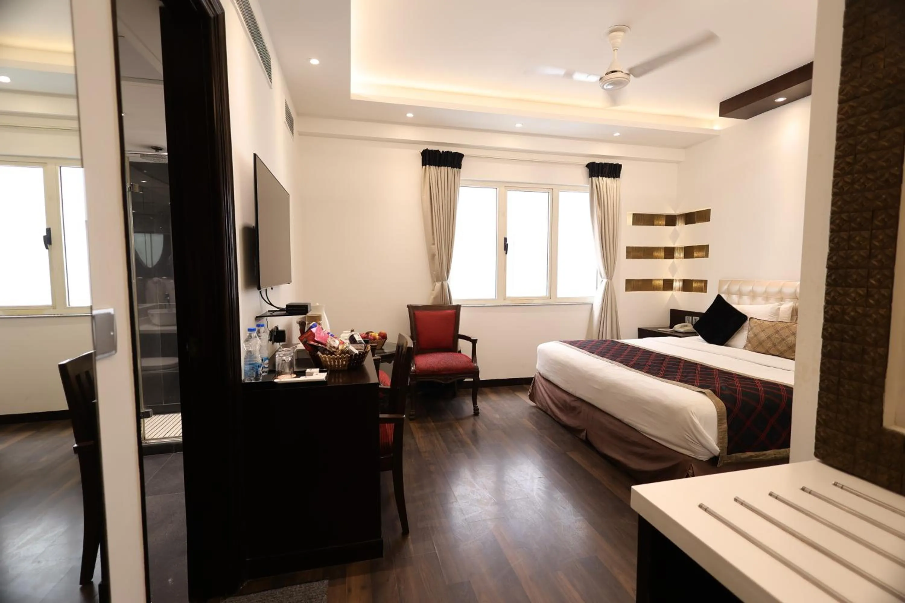 Living room, Bed in Hotel Grand Godwin - Near New Delhi Railway Station - Paharganj