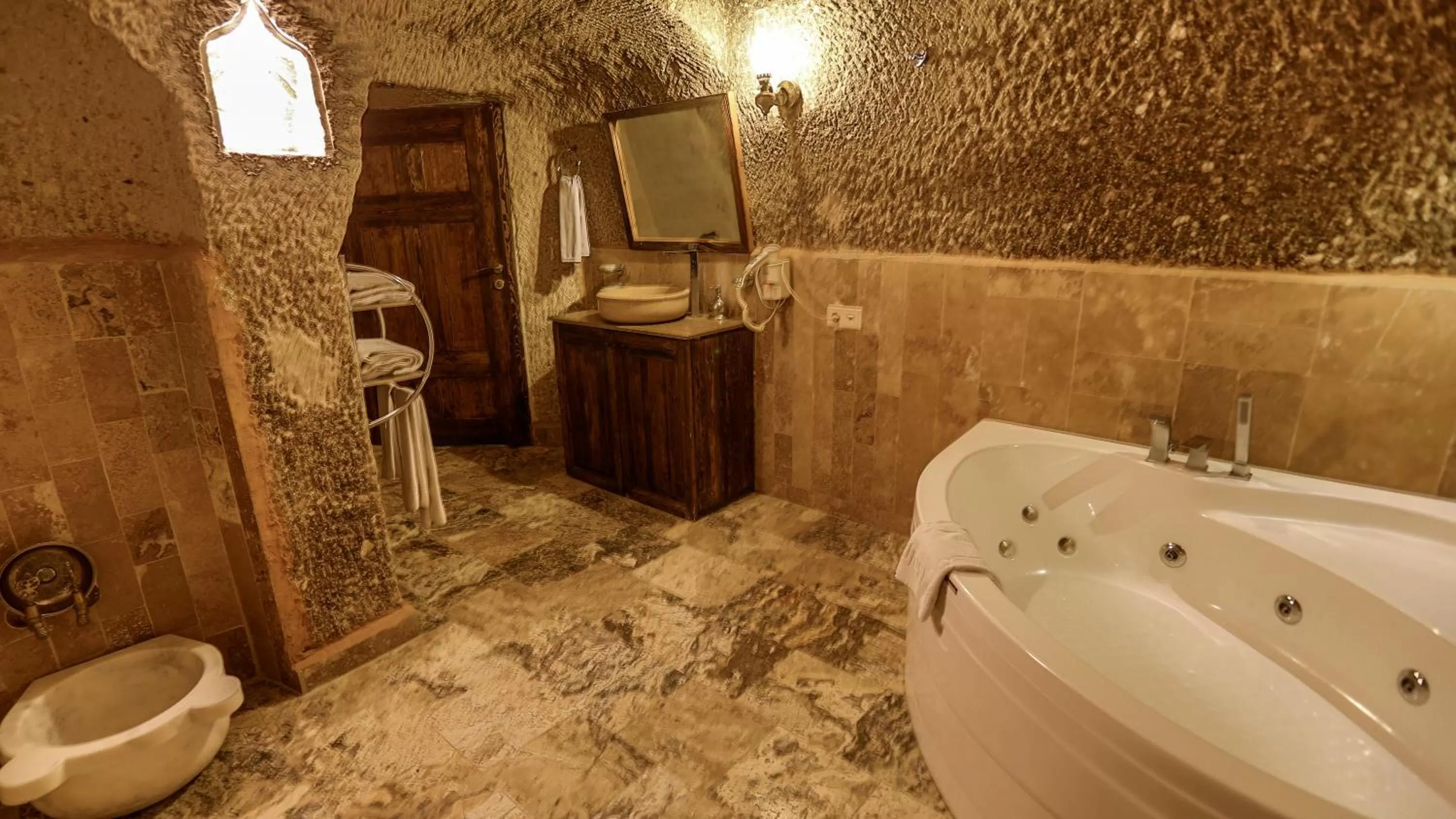 Toilet in Hidden Cave Hotel