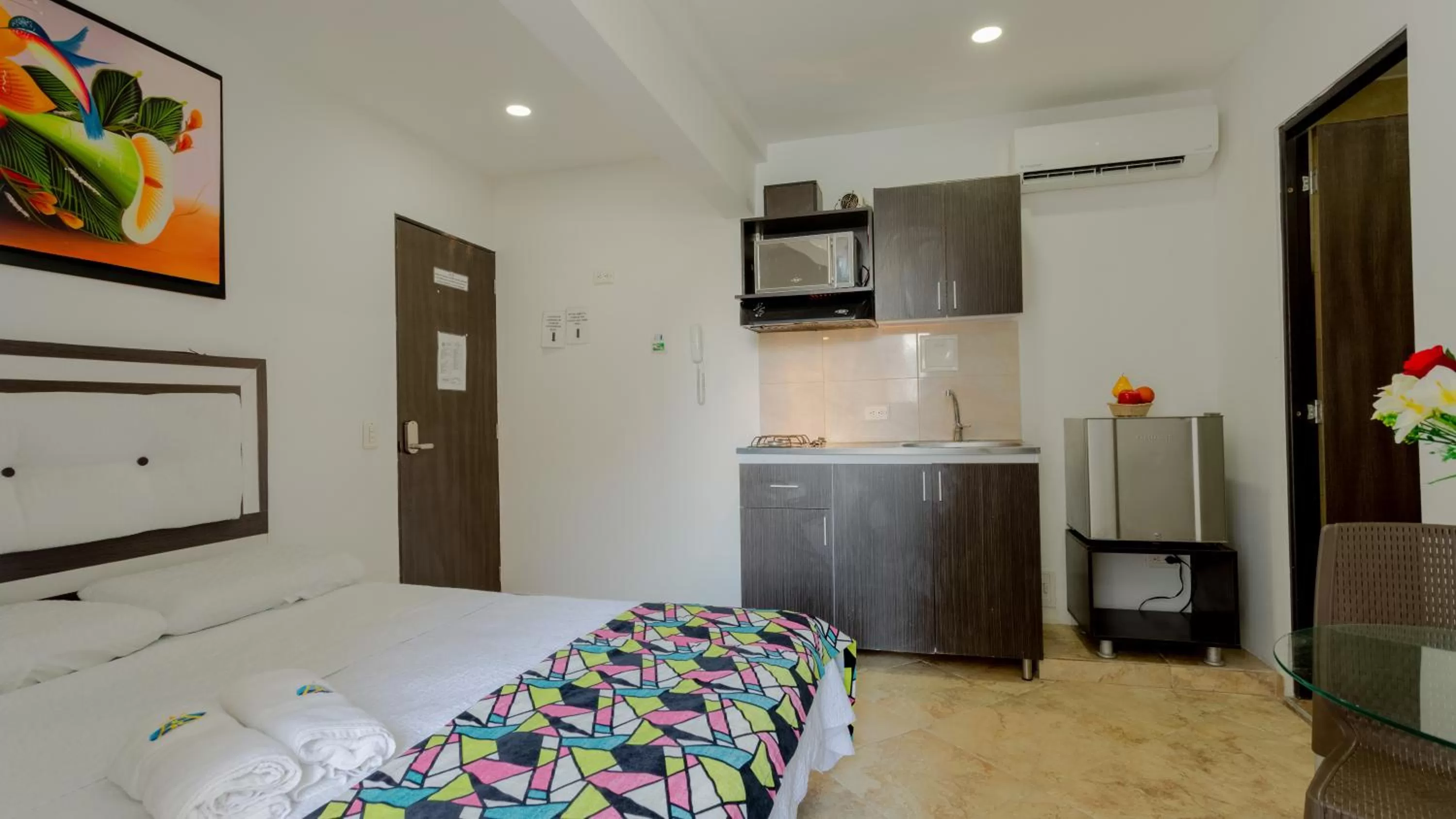 Kitchen or kitchenette, Bed in Hollywood Beach Suite