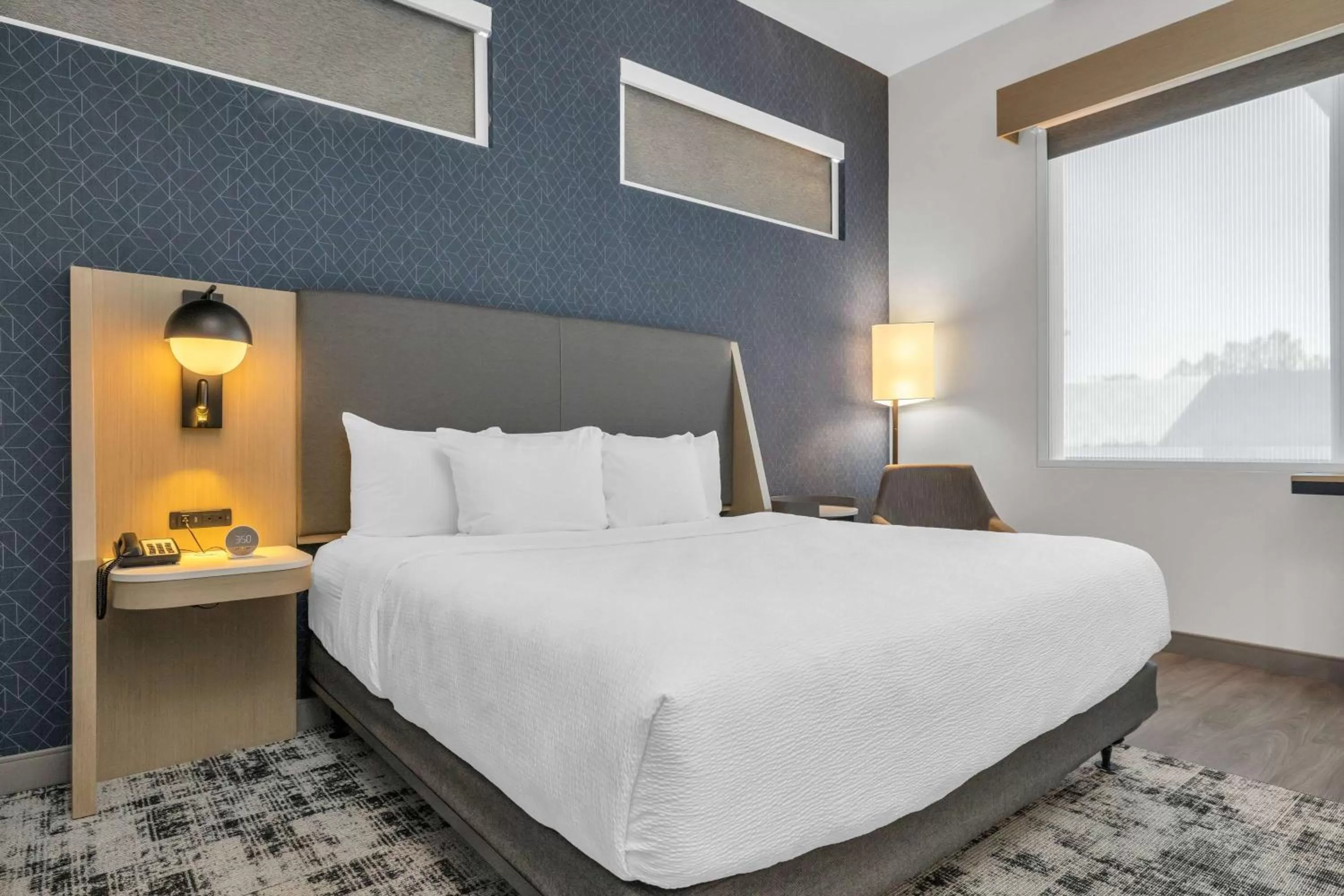 Photo of the whole room, Bed in La Quinta Inn & Suites by Wyndham San Jose Airport-Downtown