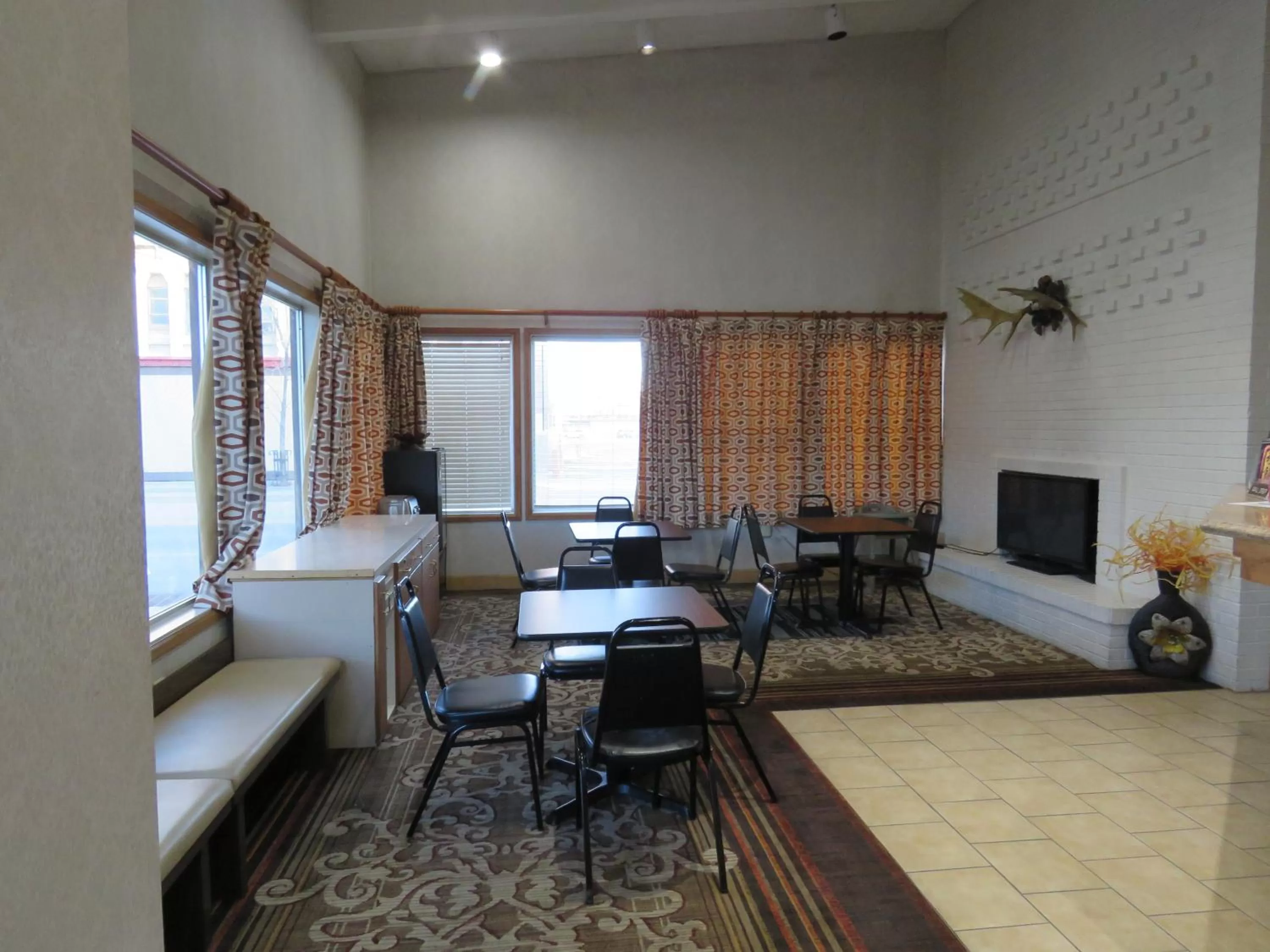 Breakfast in Thunderbird Motel