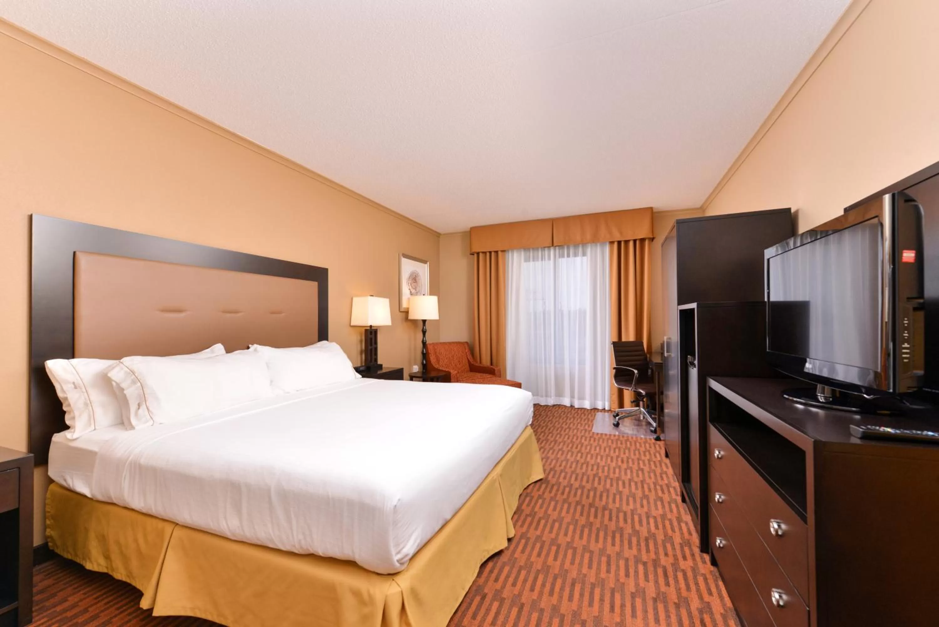 Photo of the whole room, Bed in Holiday Inn Express Breezewood by IHG