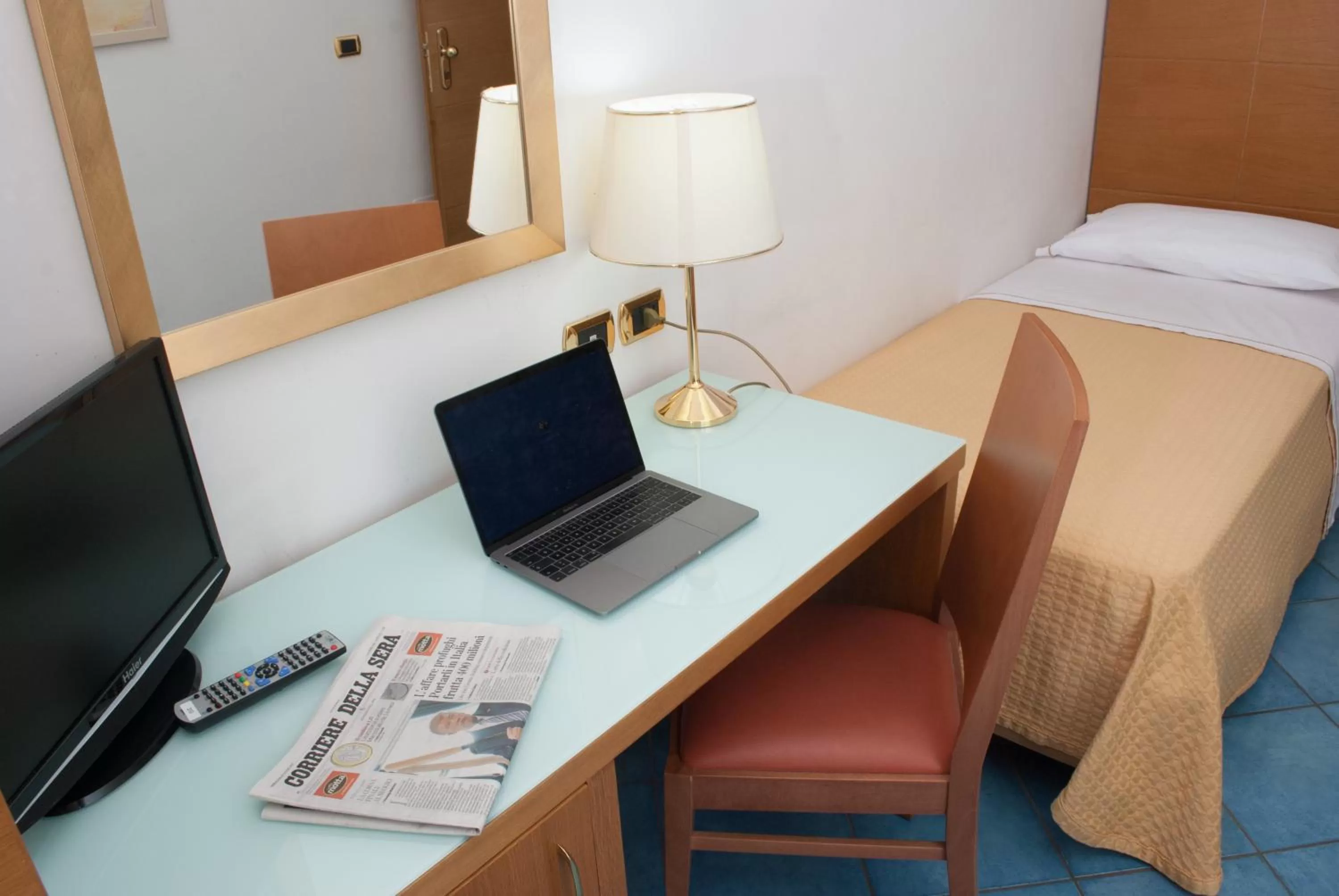 Shower, Bed in City Hotel